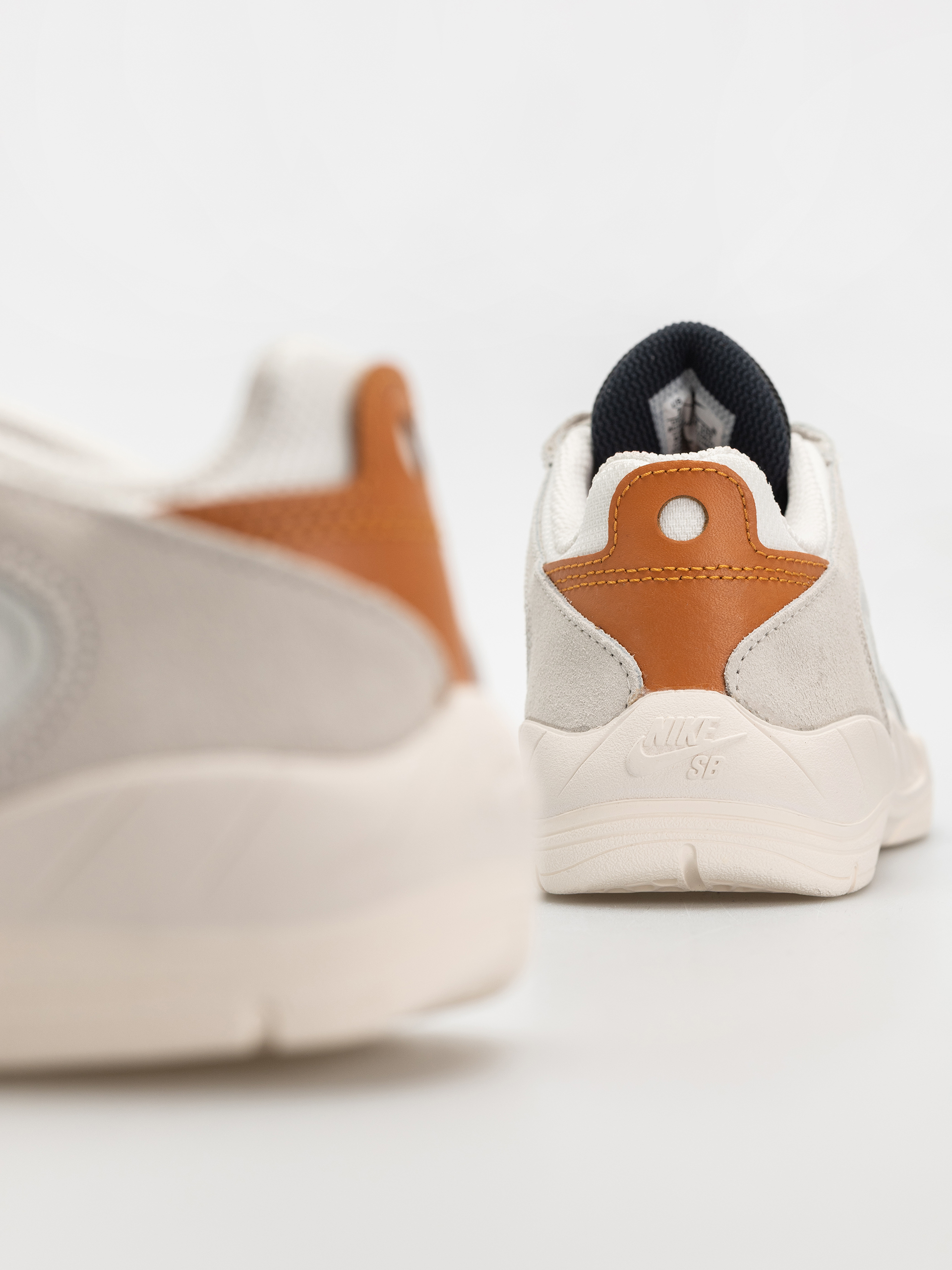 Nike SB Vertebrae Shoes (summit white/monarch phantom)