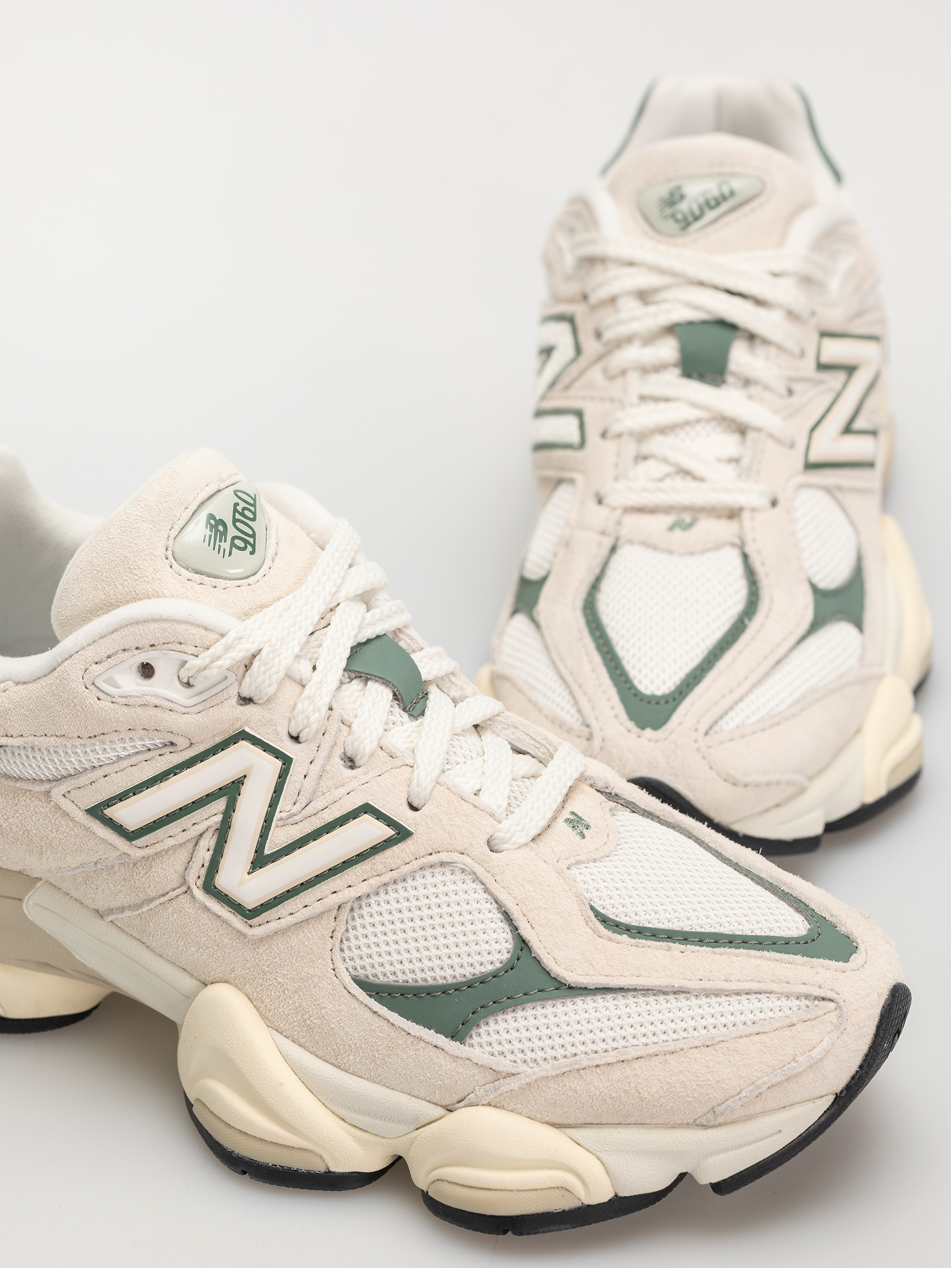New Balance 9060 Shoes (linen)
