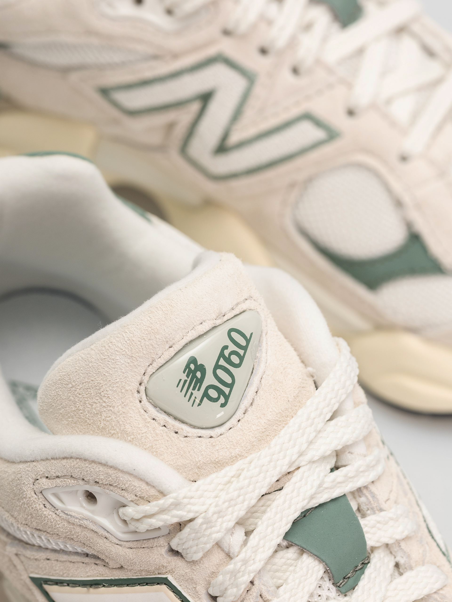 New Balance 9060 Shoes (linen)