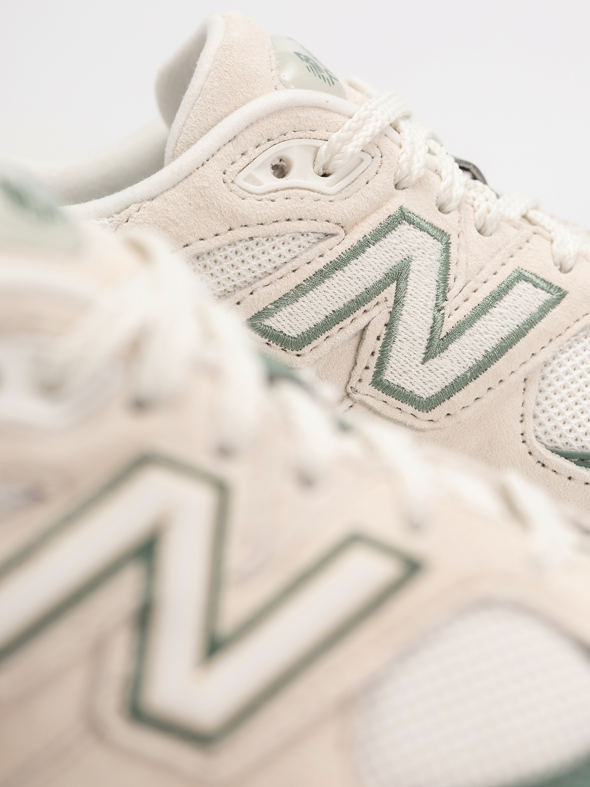 New Balance 9060 Shoes (linen)