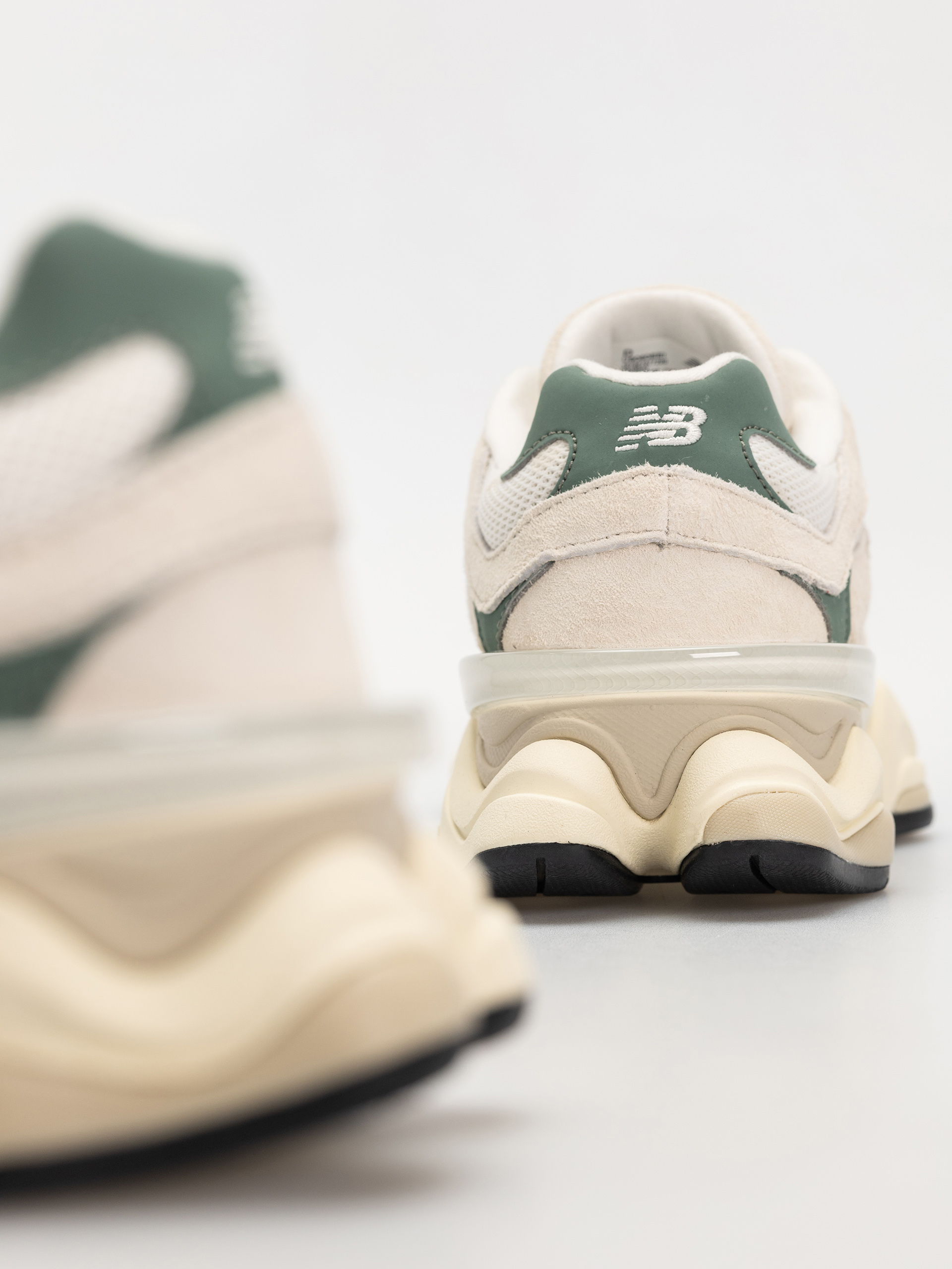 New Balance 9060 Shoes (linen)