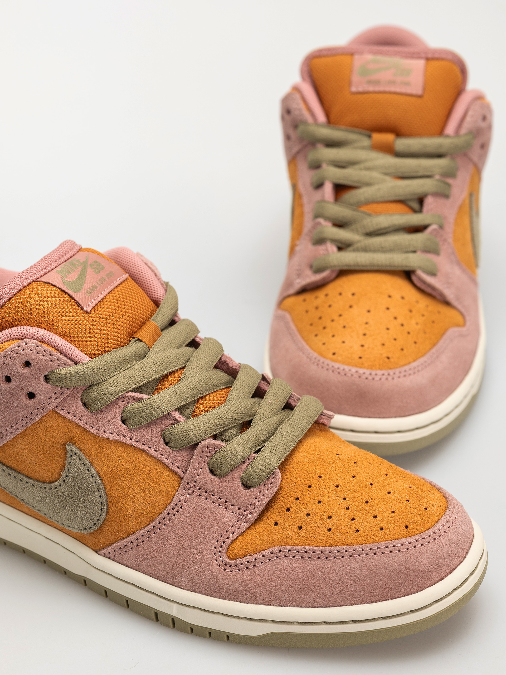 Nike SB Dunk Low Pro Schuhe (red stardust/neutral olive monarch)