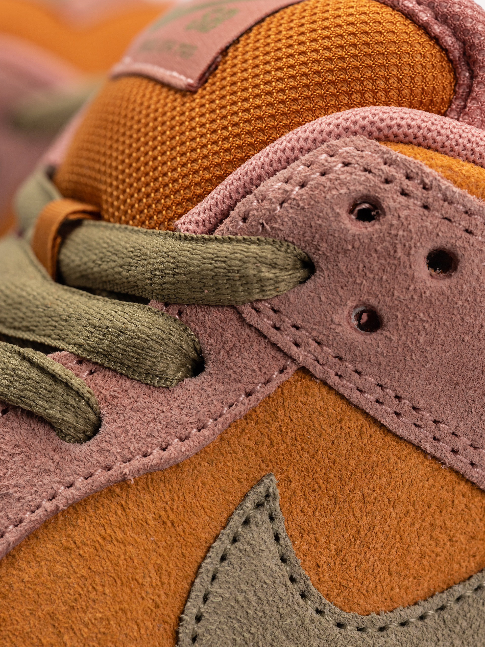 Nike SB Dunk Low Pro Shoes (red stardust/neutral olive monarch)