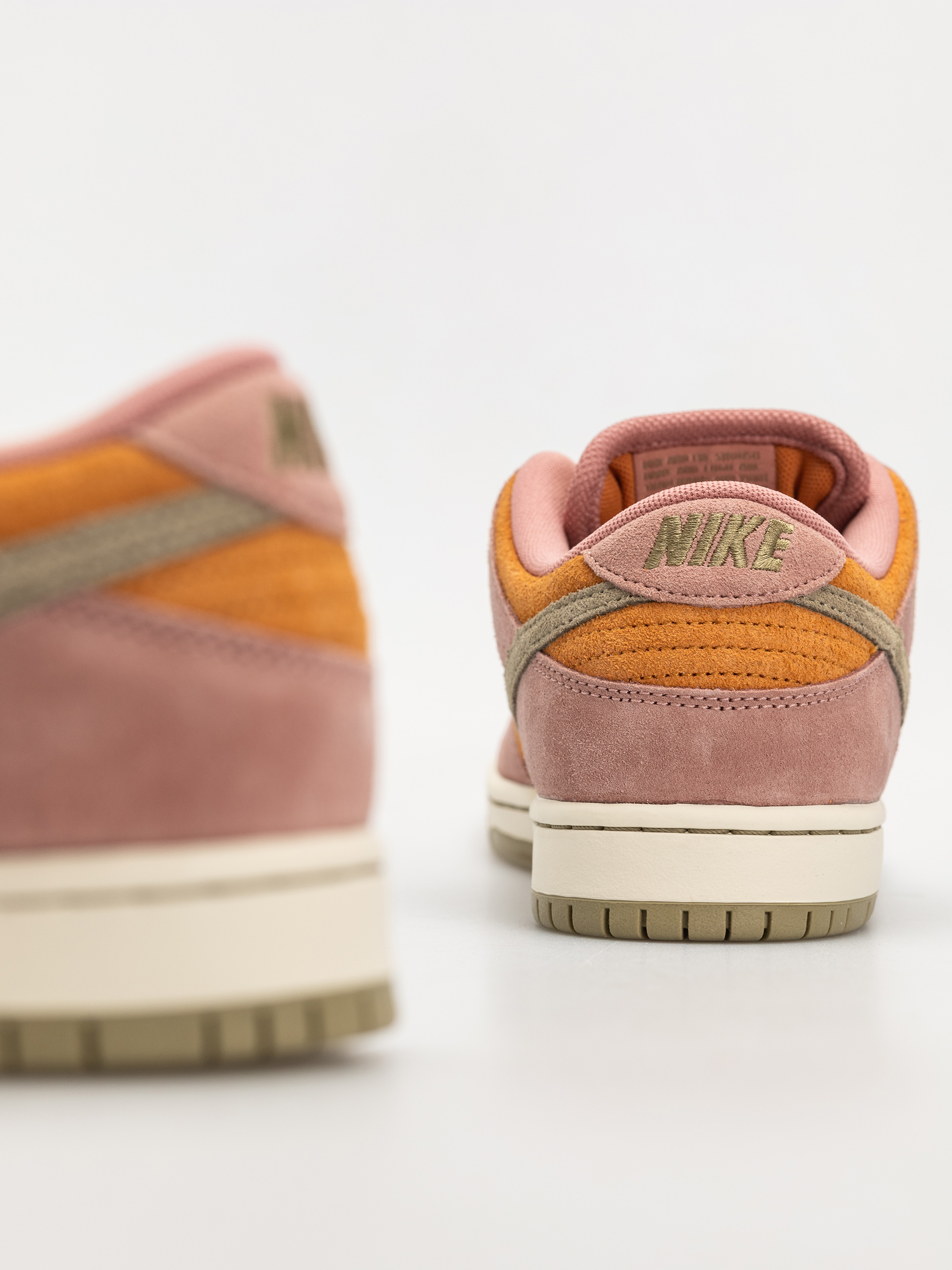 Nike SB Dunk Low Pro Schuhe (red stardust/neutral olive monarch)