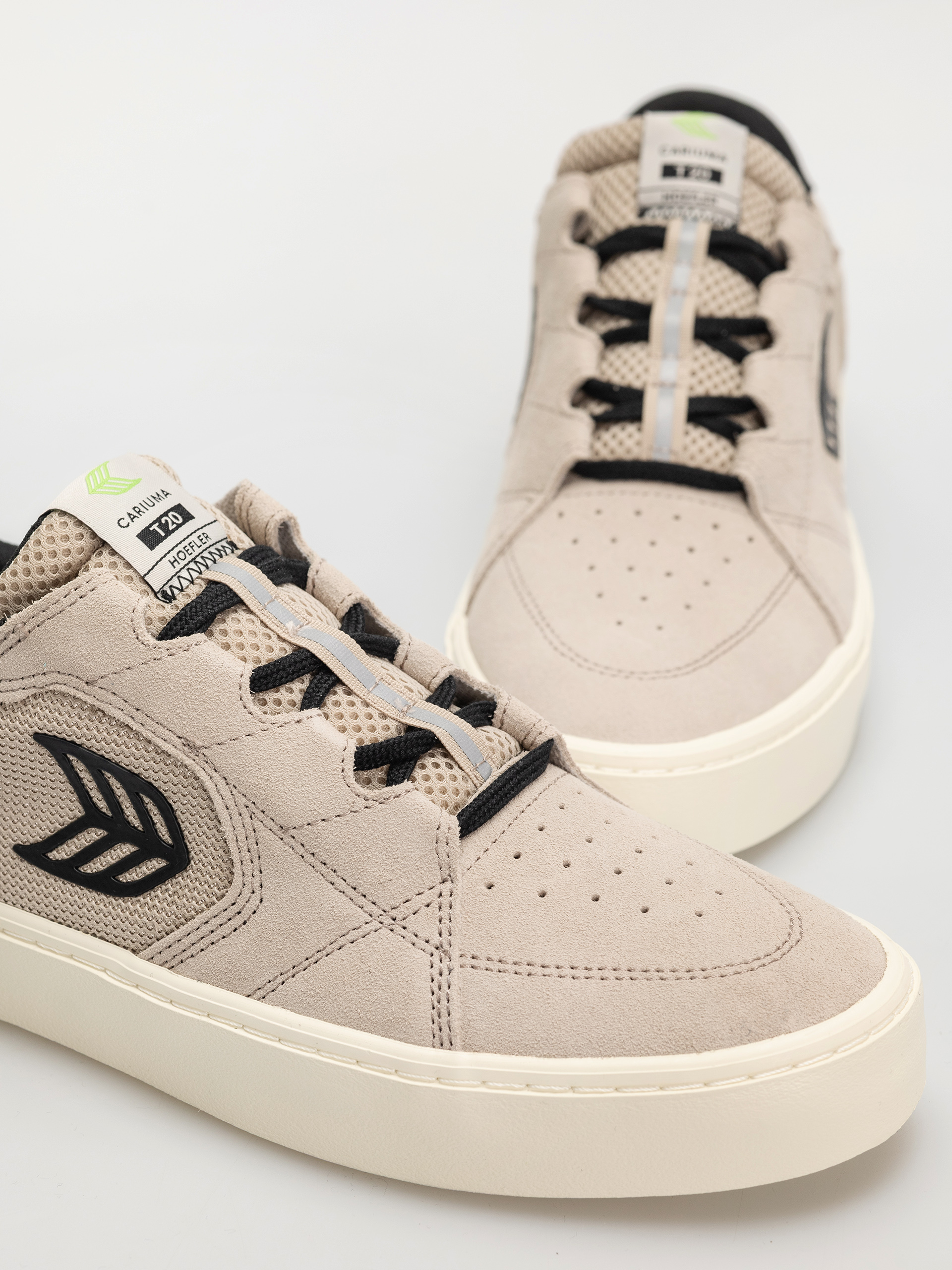 Cariuma T20 Pro Schuhe (plaza taupe suede and mesh black logo)