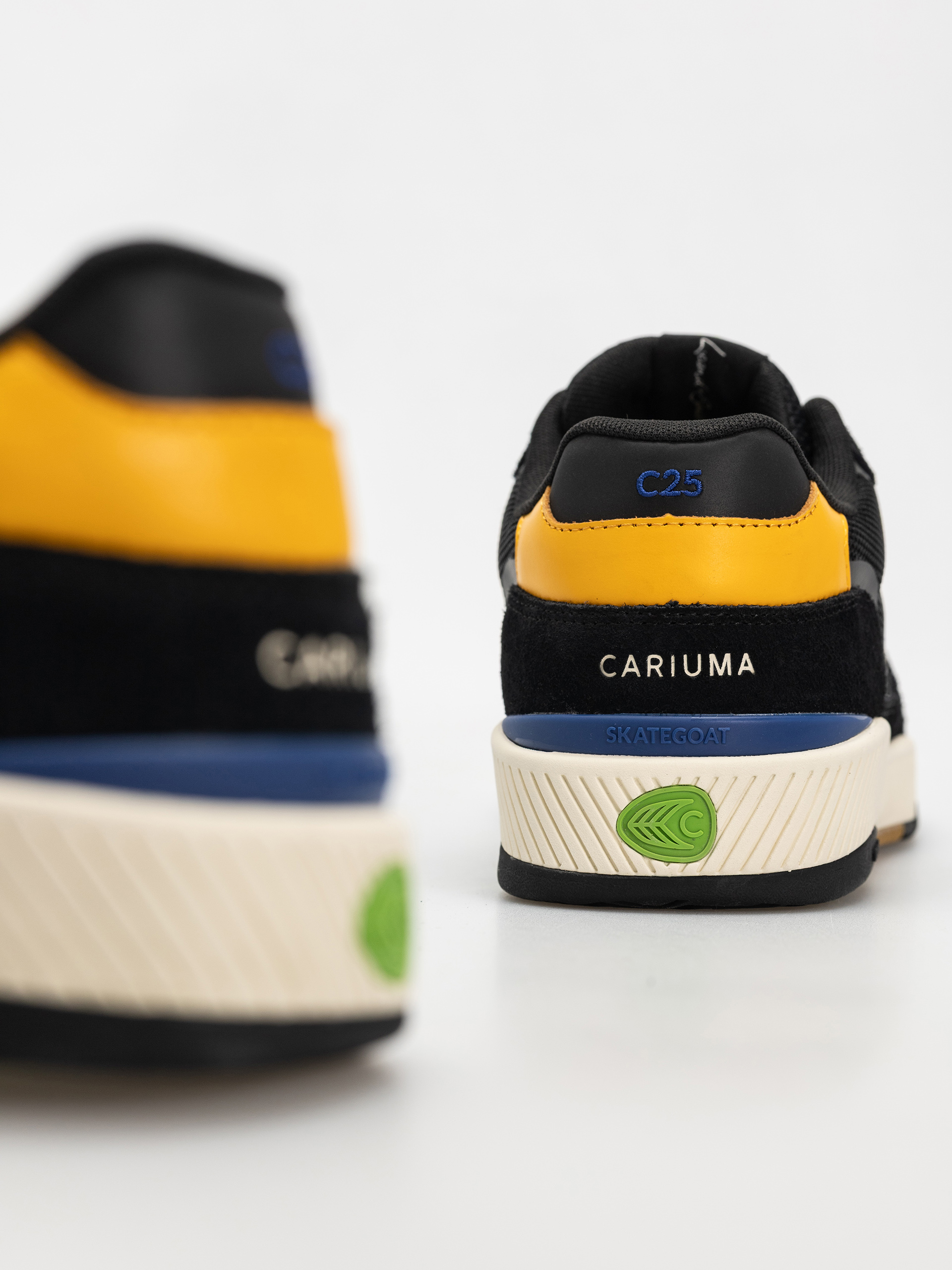 Cariuma Skategoat C25 Pro Schuhe (black suede and mesh ivory logo yellow)