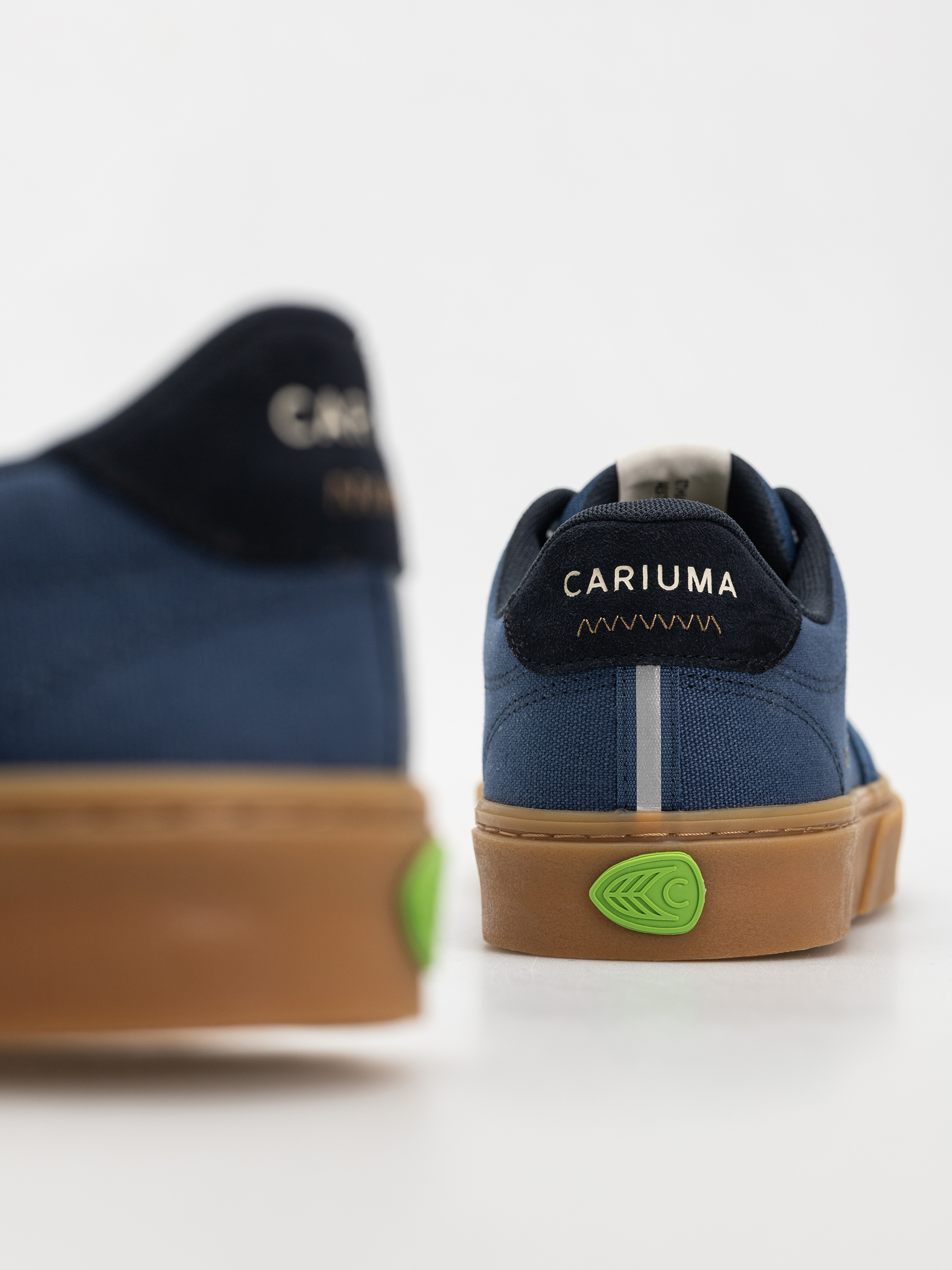 Cariuma Naioca Pro Schuhe (gum shadow blue suede and canvas ivory logo navy)