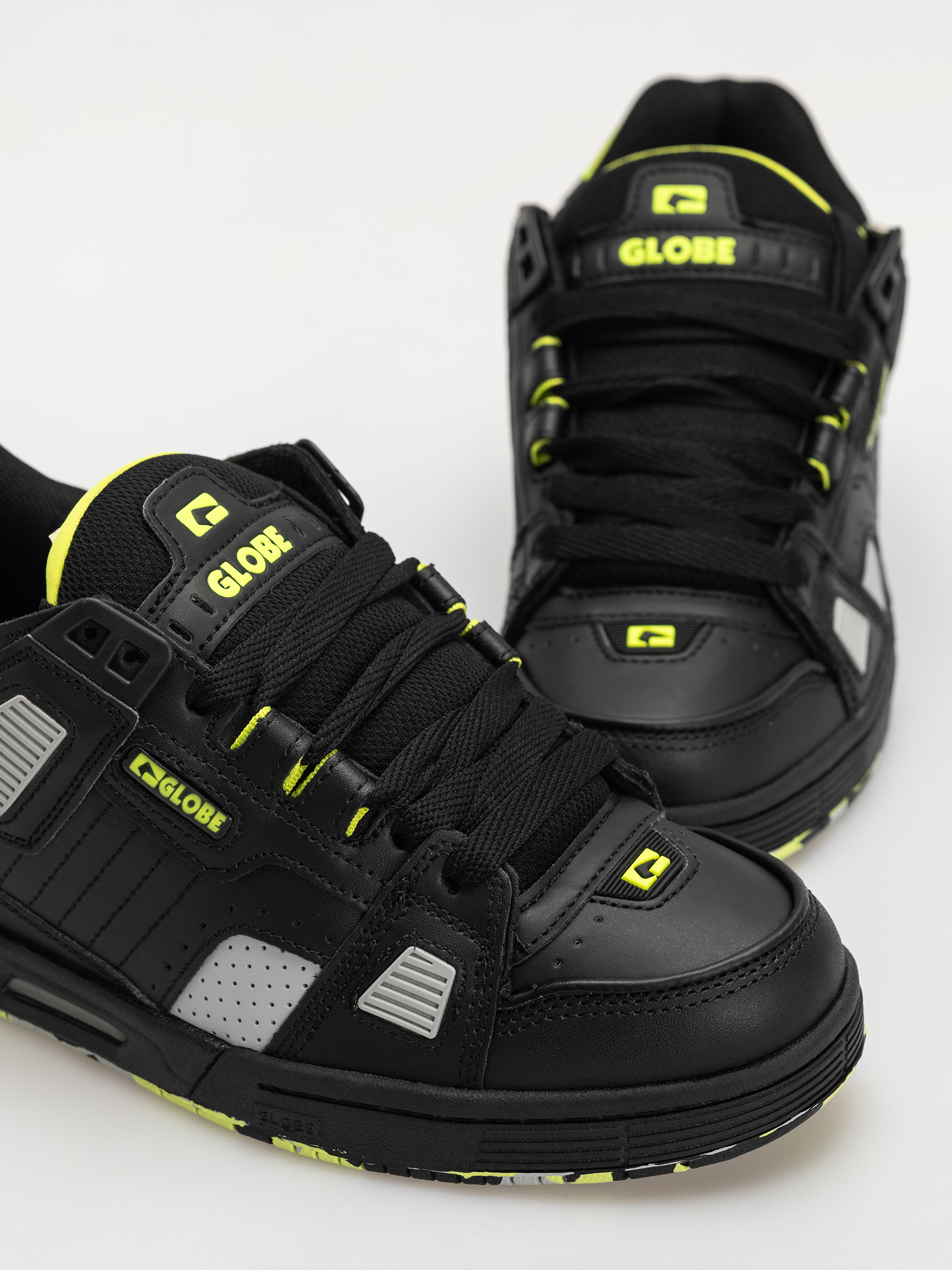 Globe Shoes Sabre (black lime)