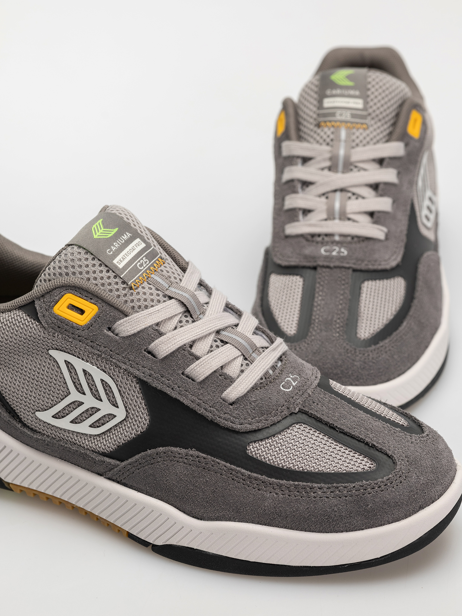 Cariuma Skategoat C25 Pro Schuhe (charcoal grey suede light grey mesh ice logo yellow)