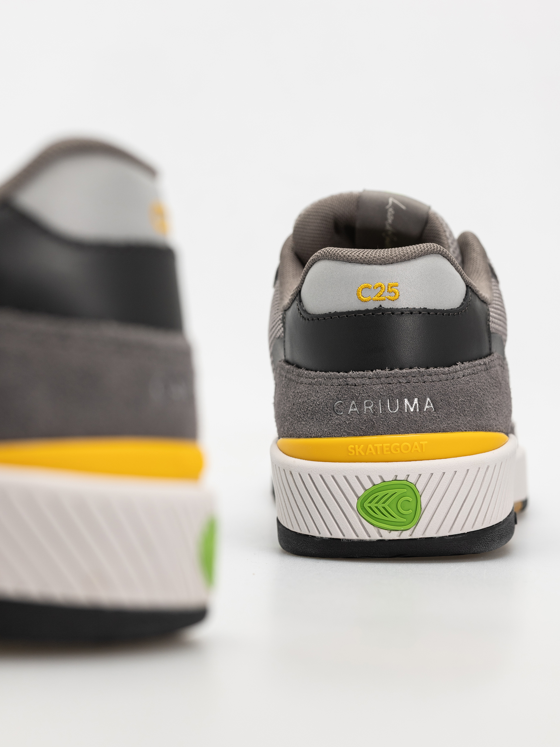 Cariuma Skategoat C25 Pro Schuhe (charcoal grey suede light grey mesh ice logo yellow)