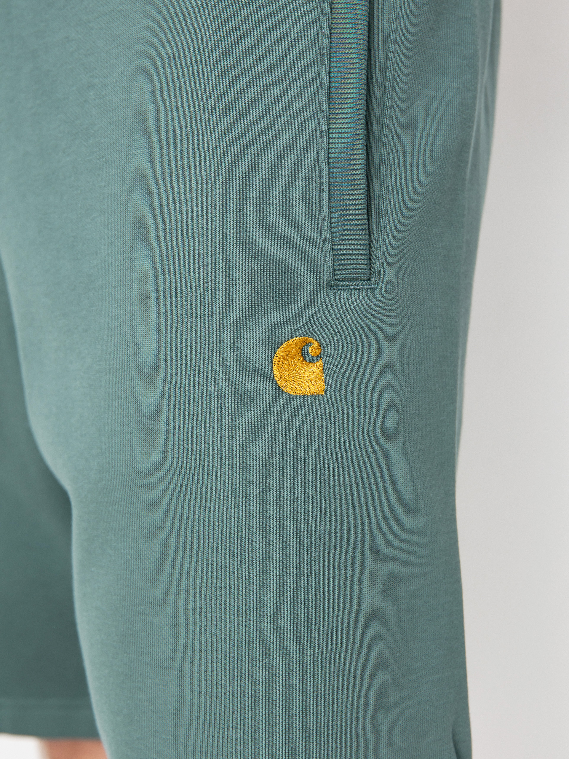 Carhartt WIP Shorts Chase (silver pine/gold)