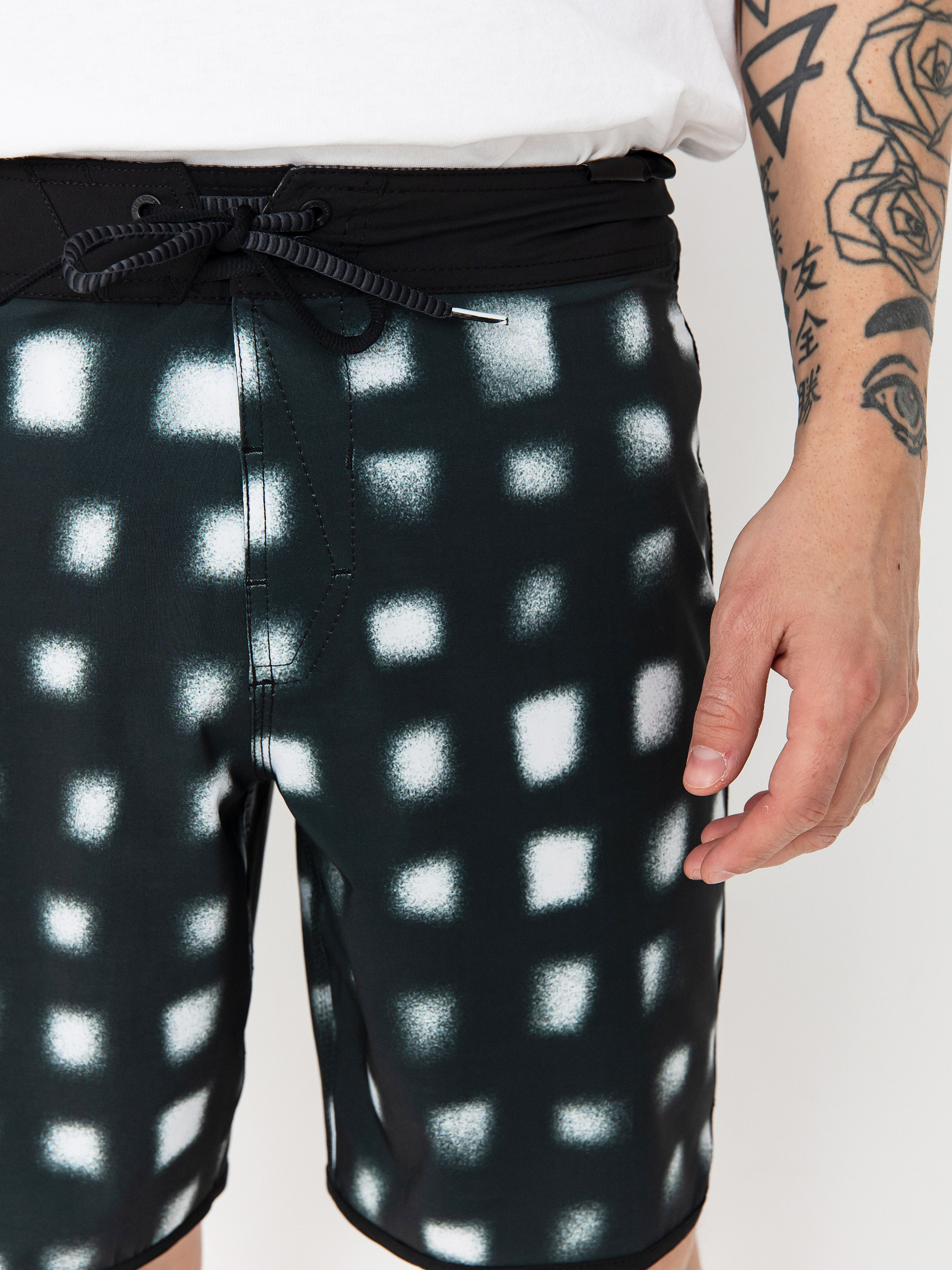 Volcom Infuse Scallop Mod 19 Boardshorts (black)