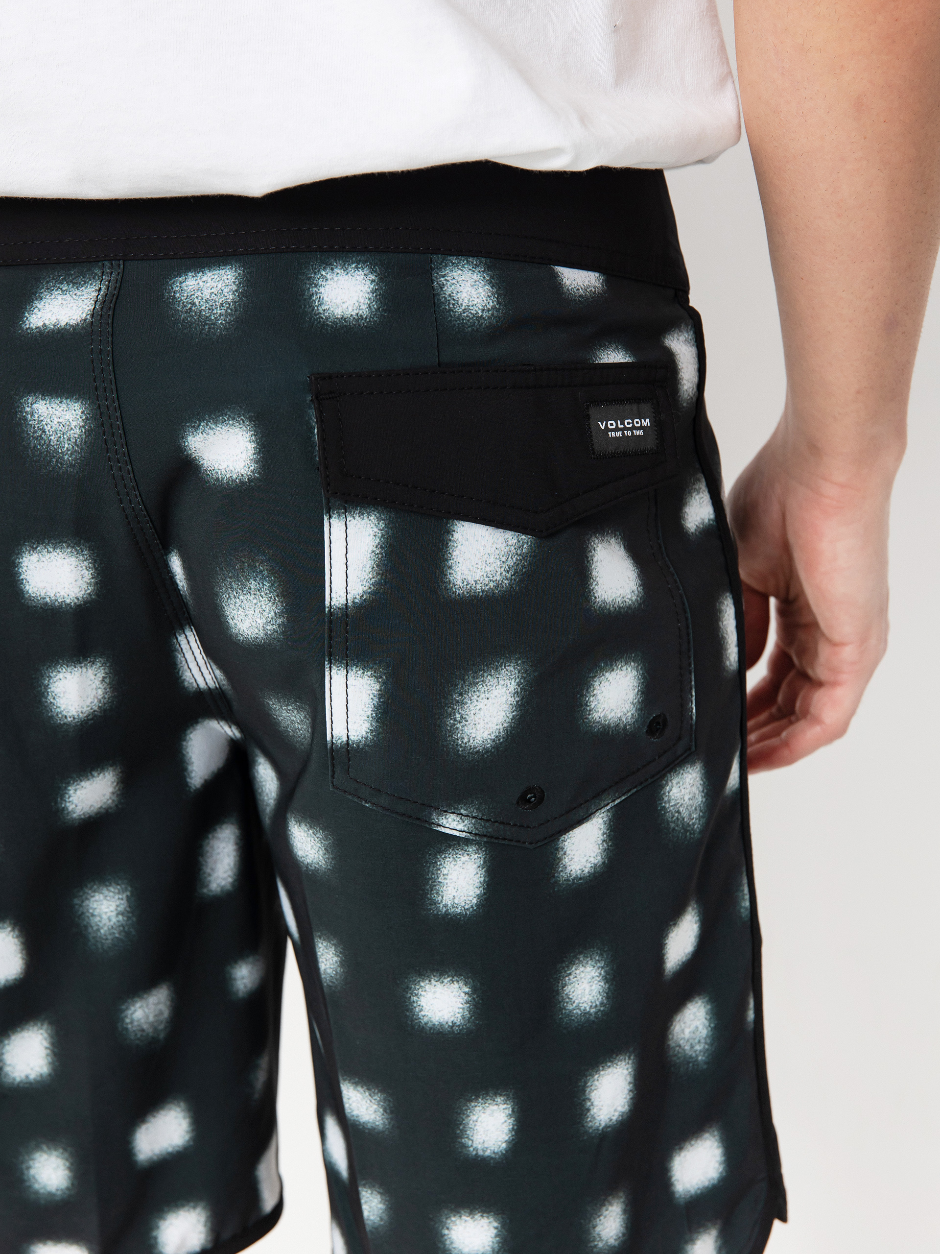 Volcom Infuse Scallop Mod 19 Boardshorts (black)