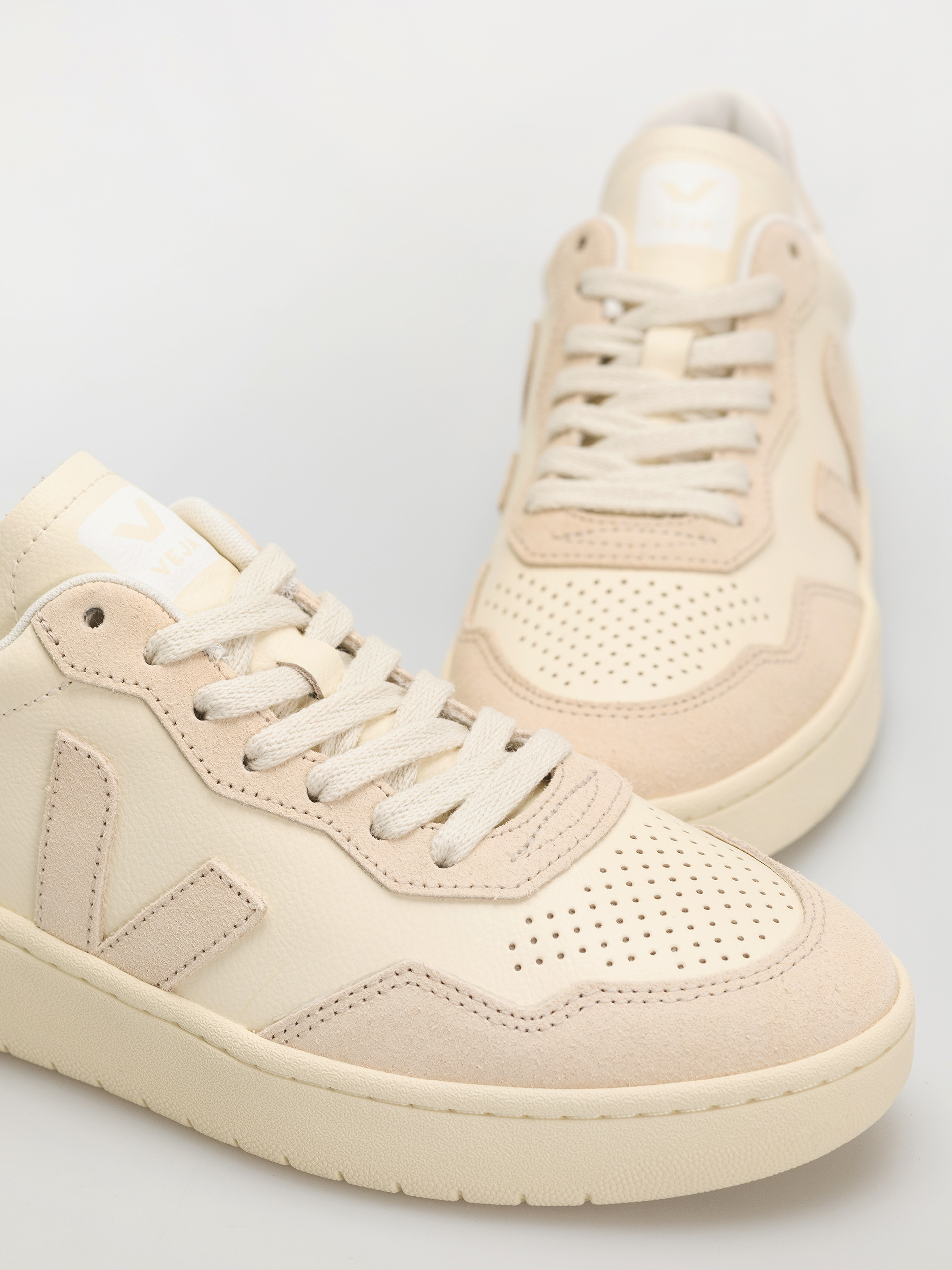 Veja V-90 Wmn Shoes (cashew oat)