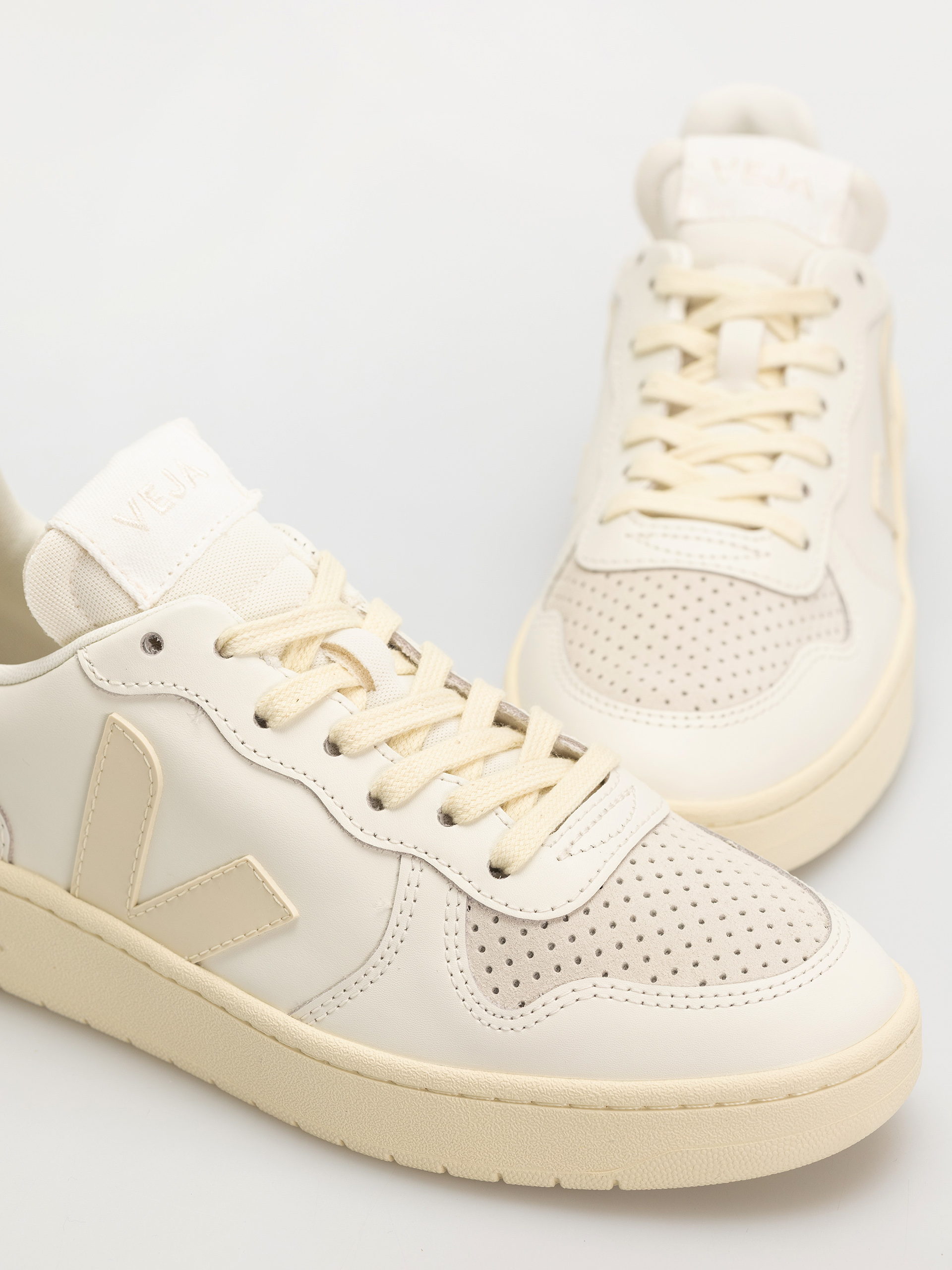 Veja V-10 Wmn Shoes (pure calcaire)