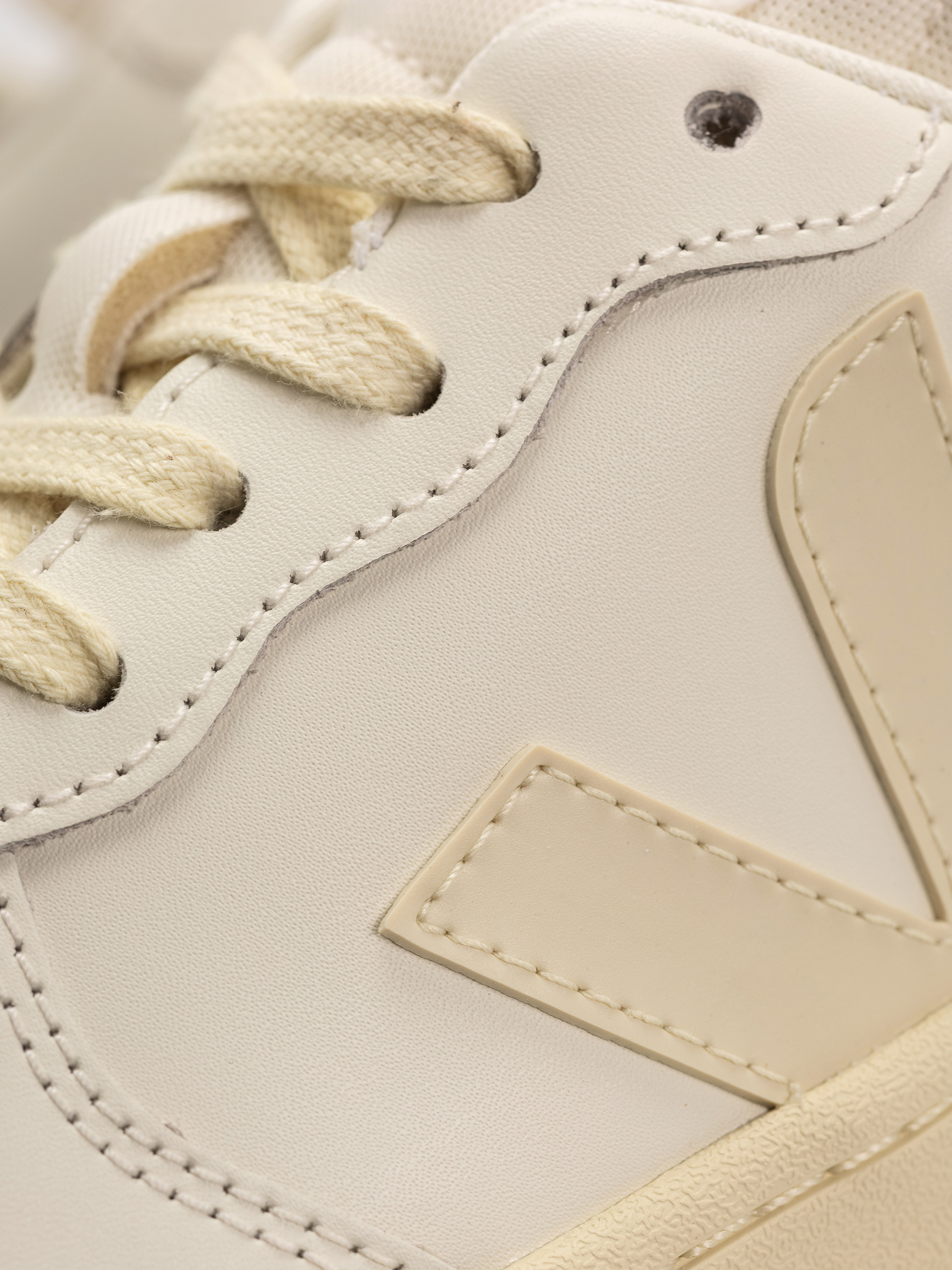 Veja V-10 Wmn Shoes (pure calcaire)