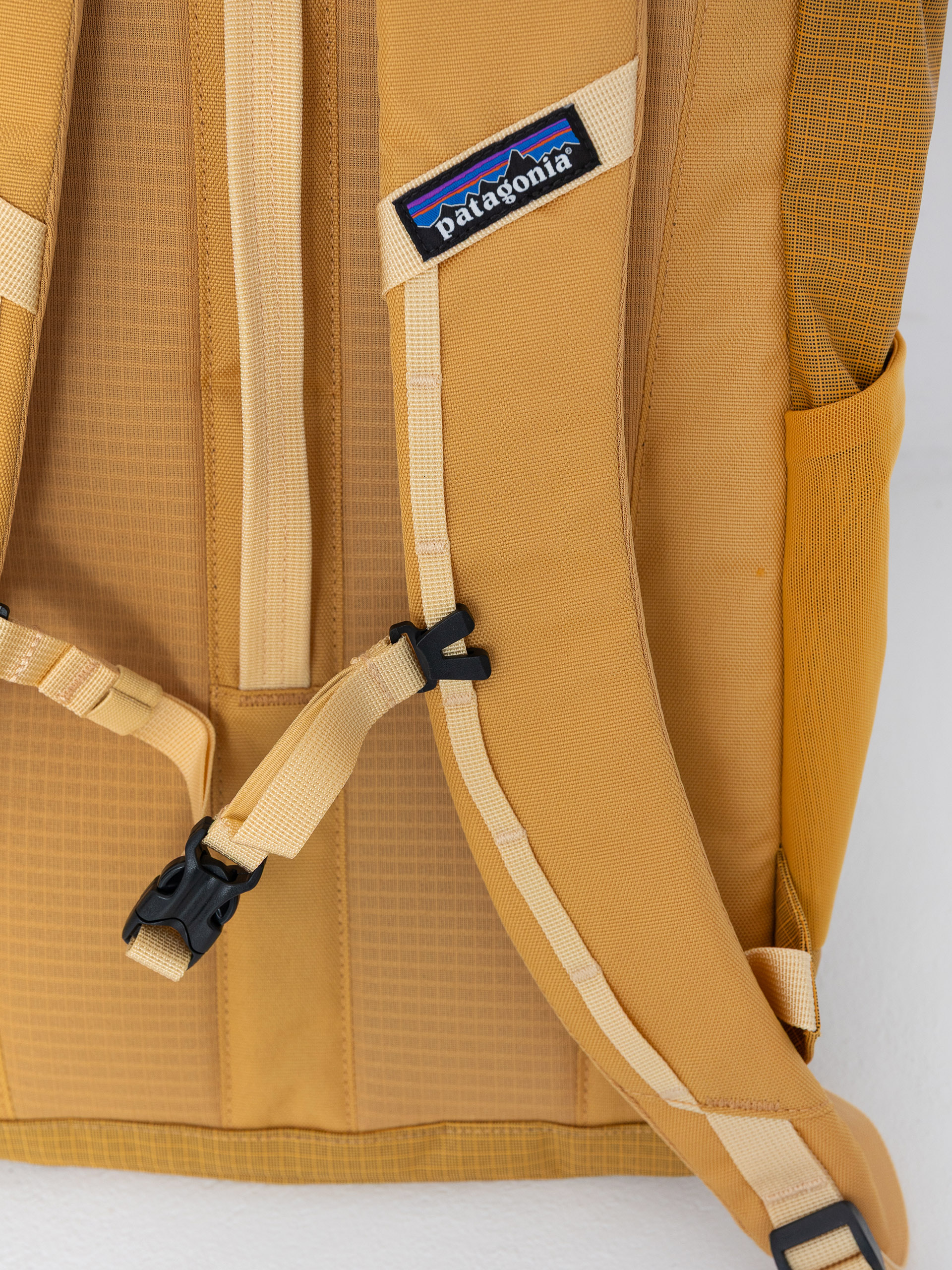 Patagonia Backpack Black Hole Pack 25L (pufferfish gold w/beeswax tan)