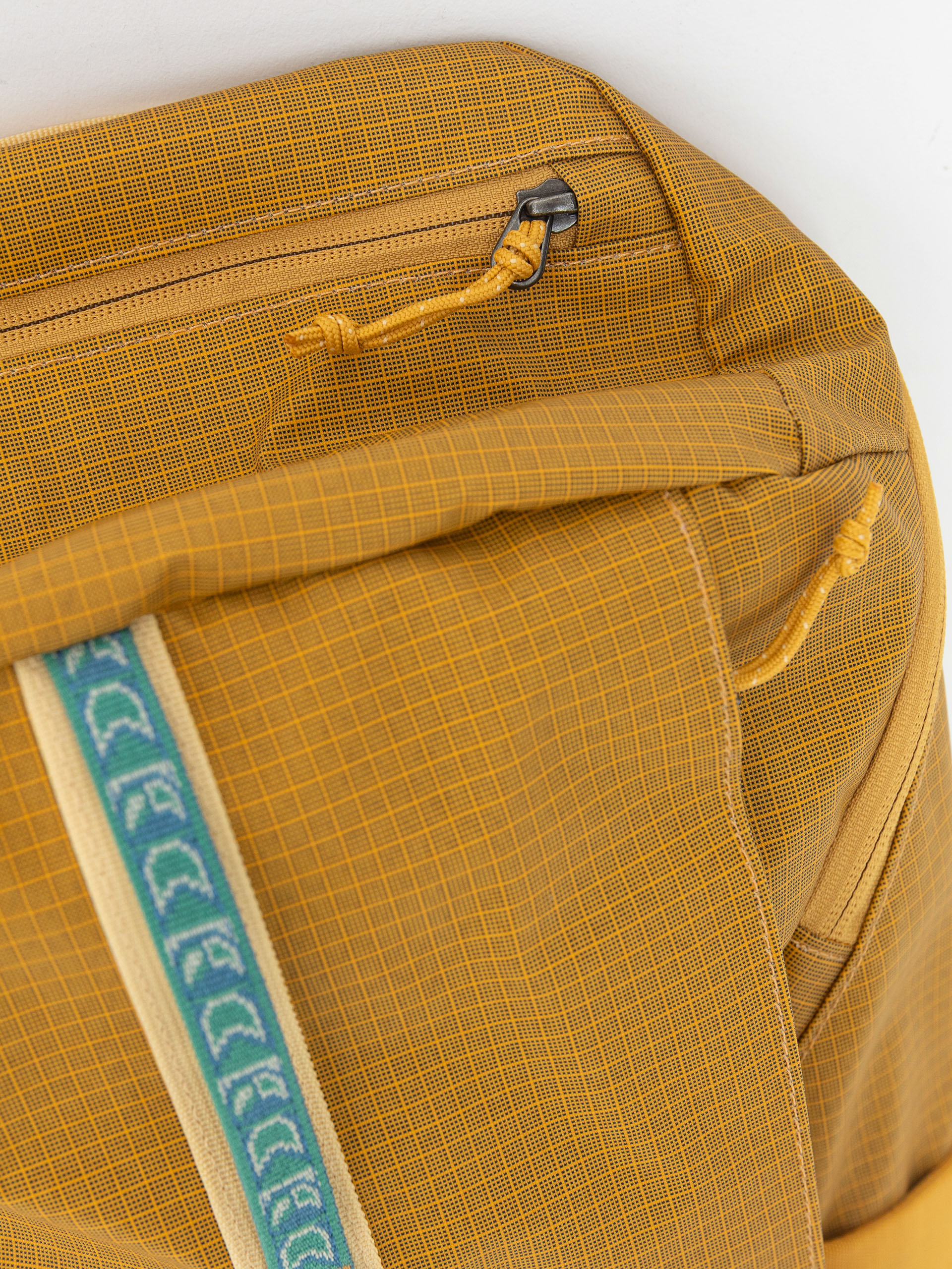 Patagonia Backpack Black Hole Pack 25L (pufferfish gold w/beeswax tan)