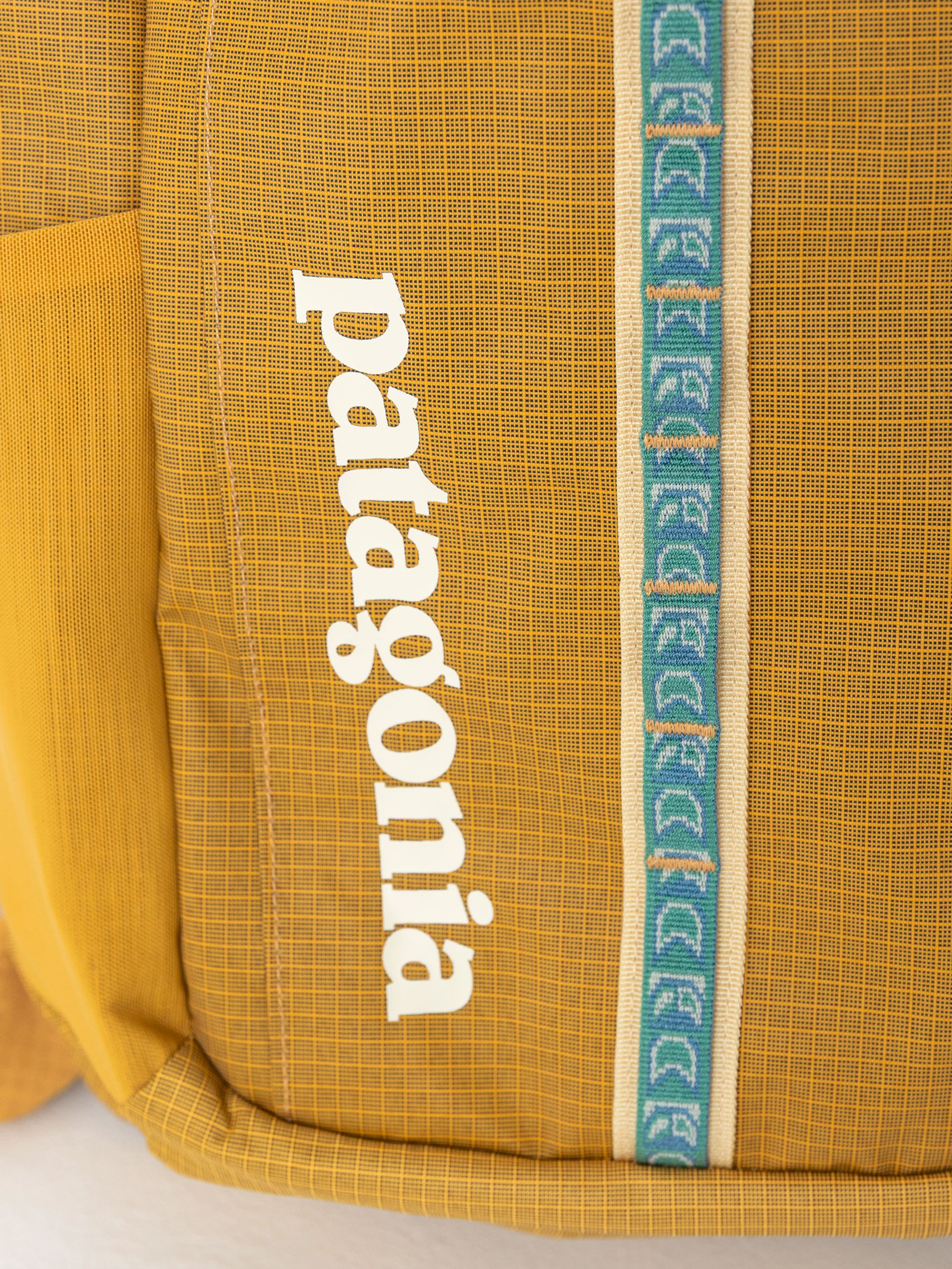 Patagonia Backpack Black Hole Pack 25L (pufferfish gold w/beeswax tan)