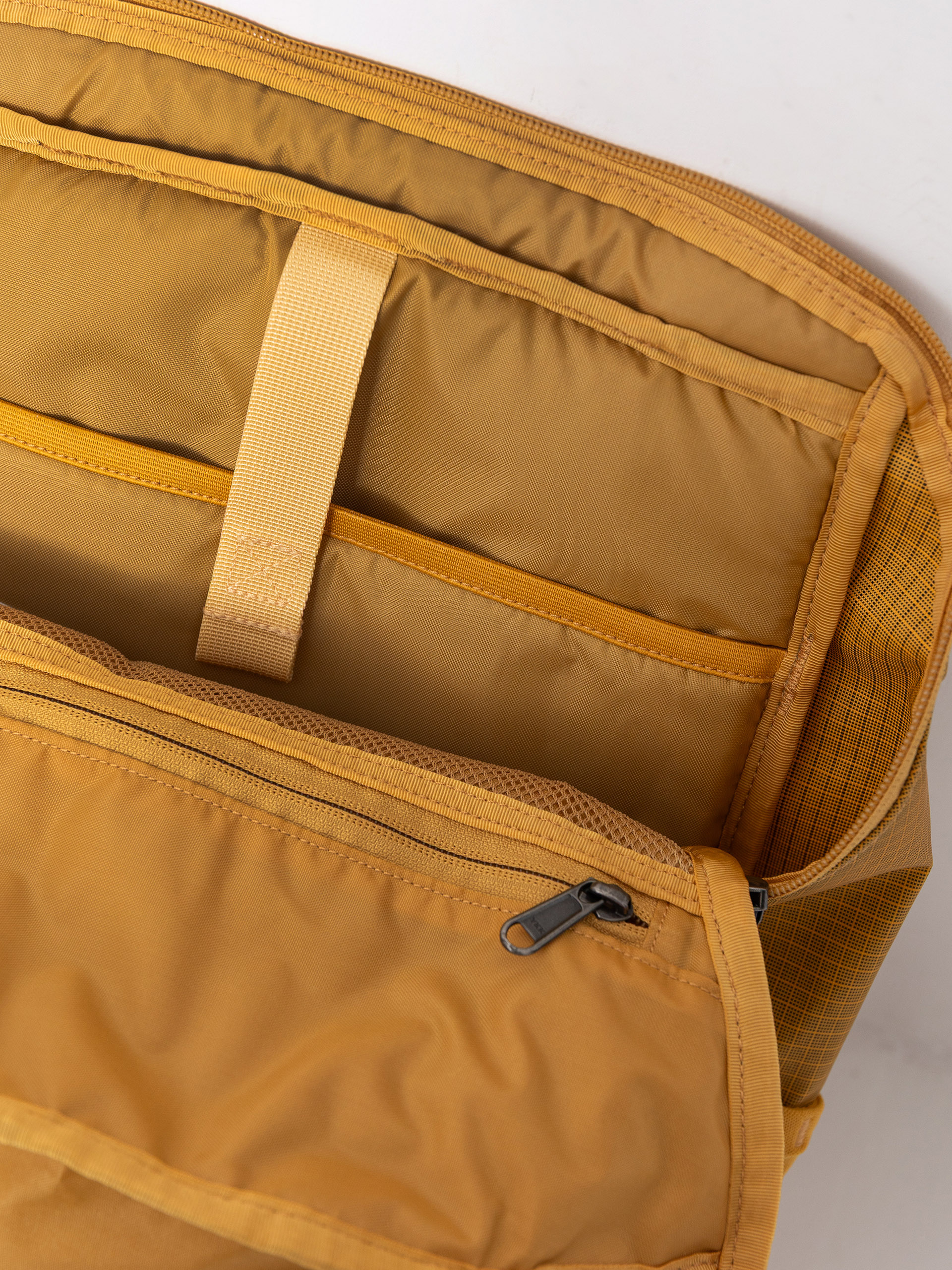 Patagonia Backpack Black Hole Pack 25L (pufferfish gold w/beeswax tan)
