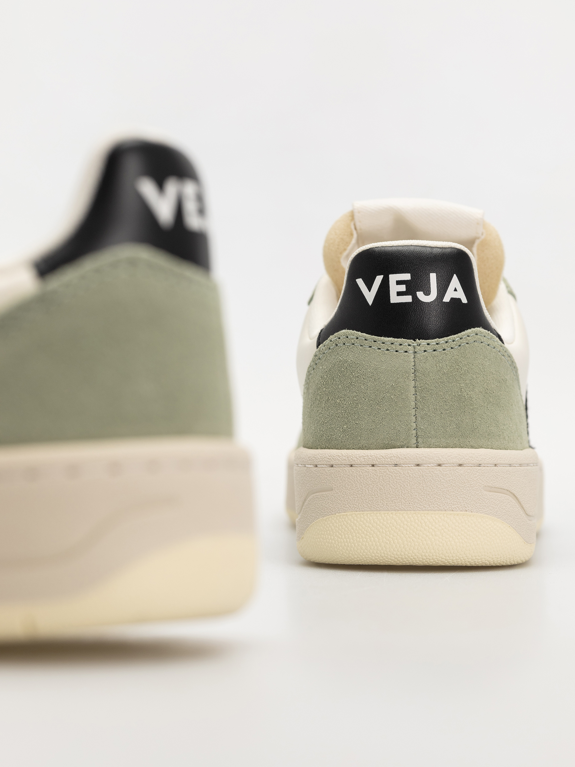 Veja V-10 Wmn Shoes (pure black clay)