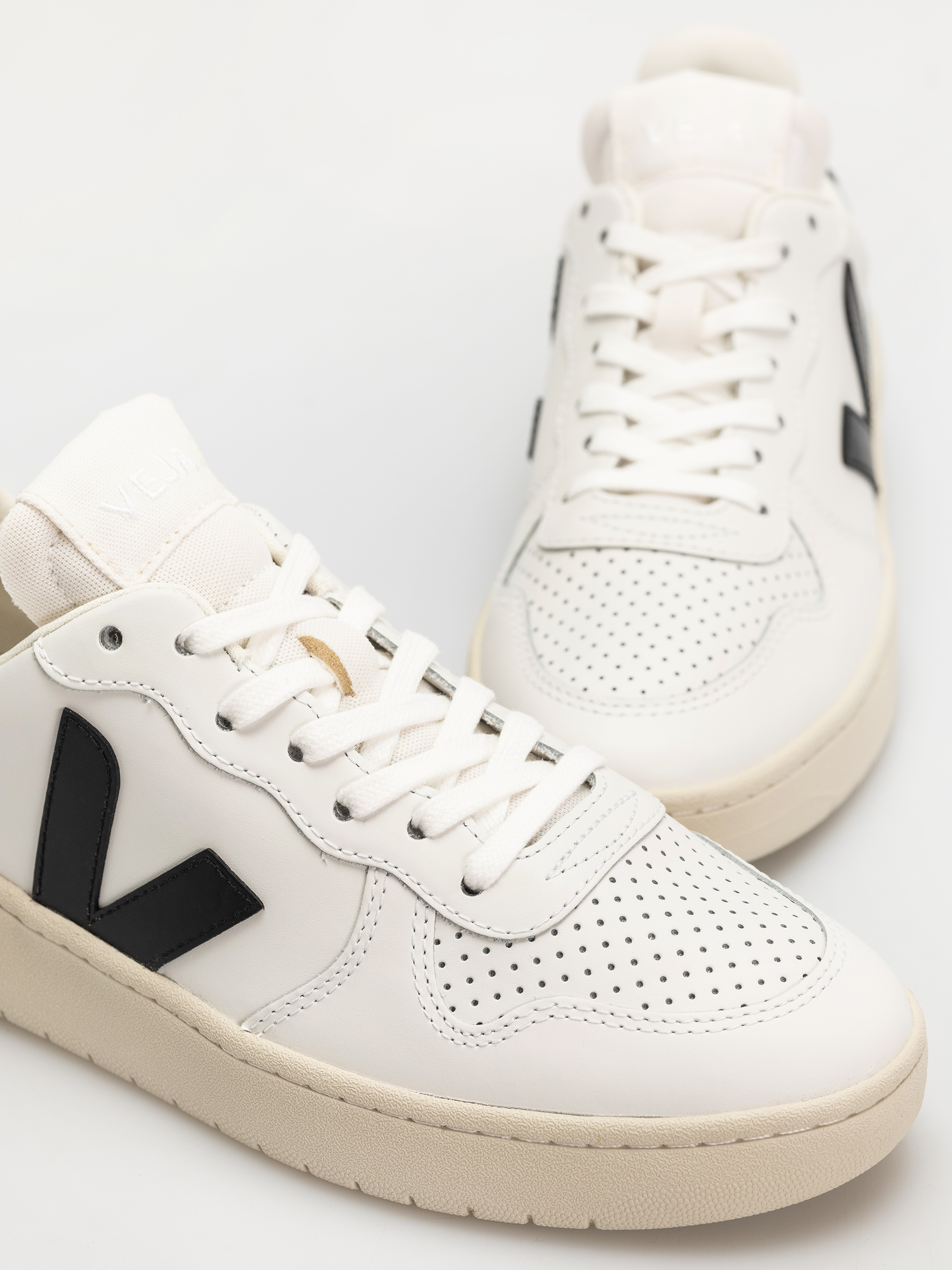 Veja V-10 Wmn Schuhe (extra white black)