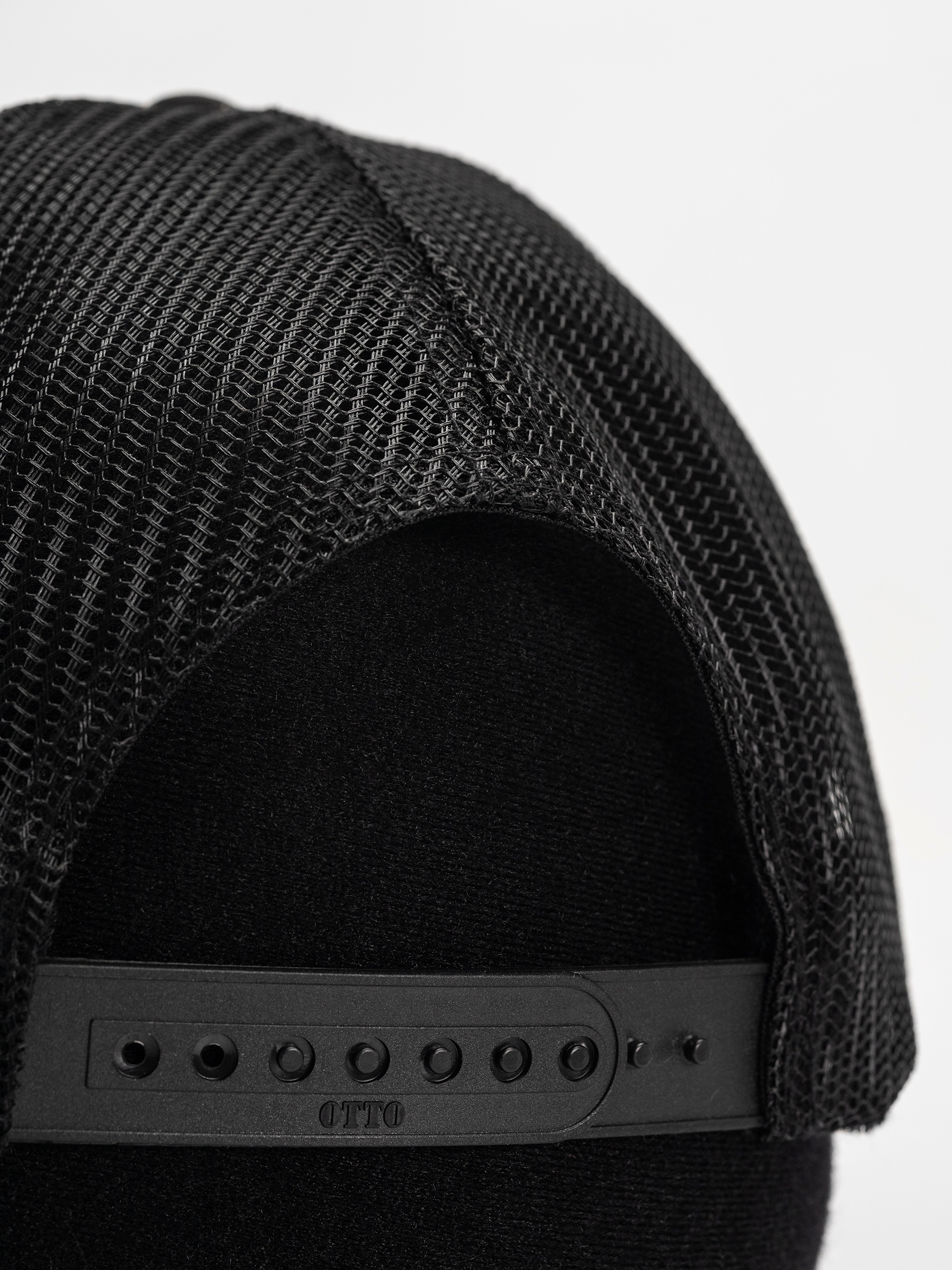 Thrasher Metal Trucker Cap (black/white/black)