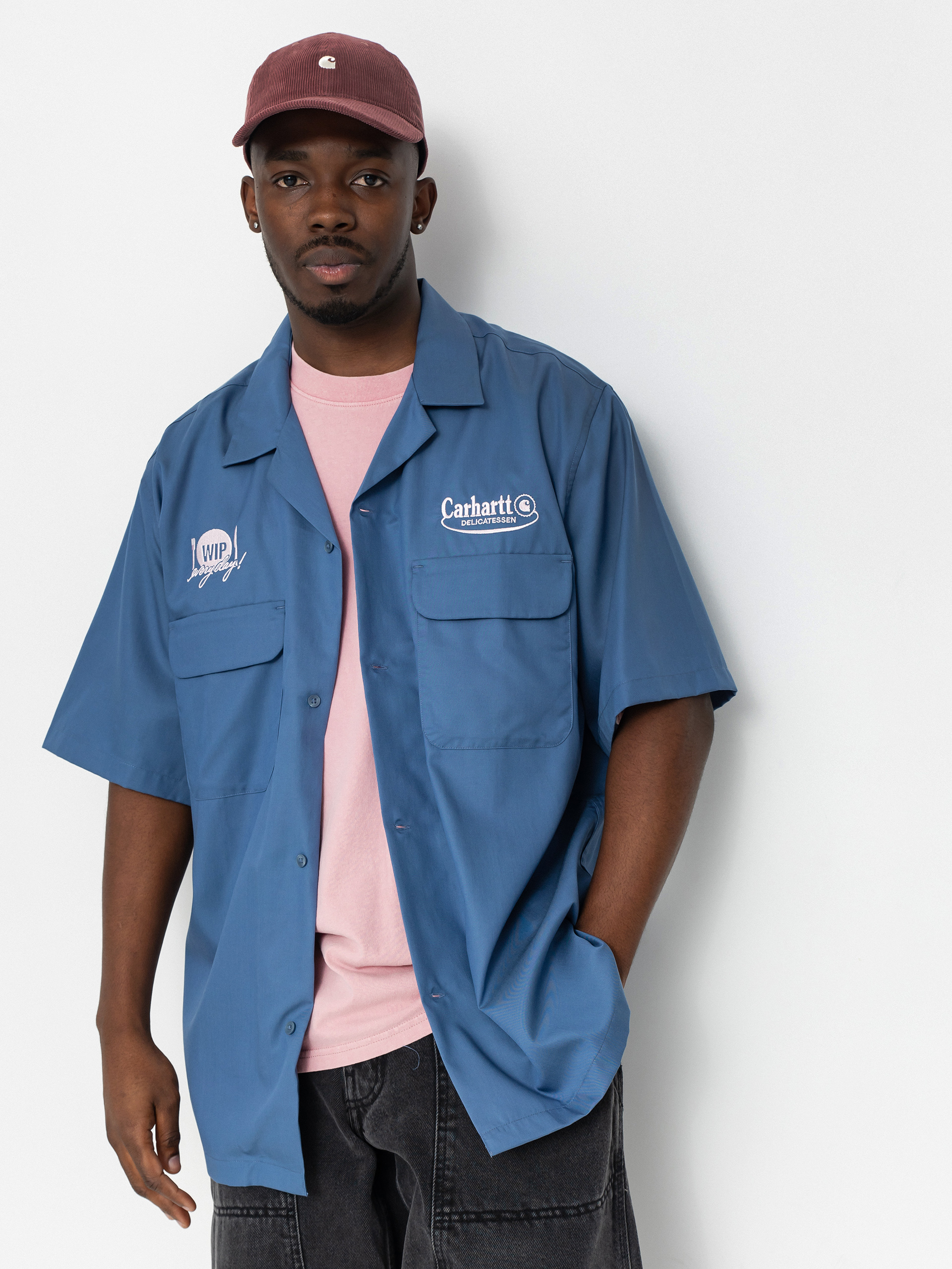 【Carhartt】S/S PHOTO STRIP SHIRT R6577 The S/S Photo Strip Shirt is made in a loose fit from