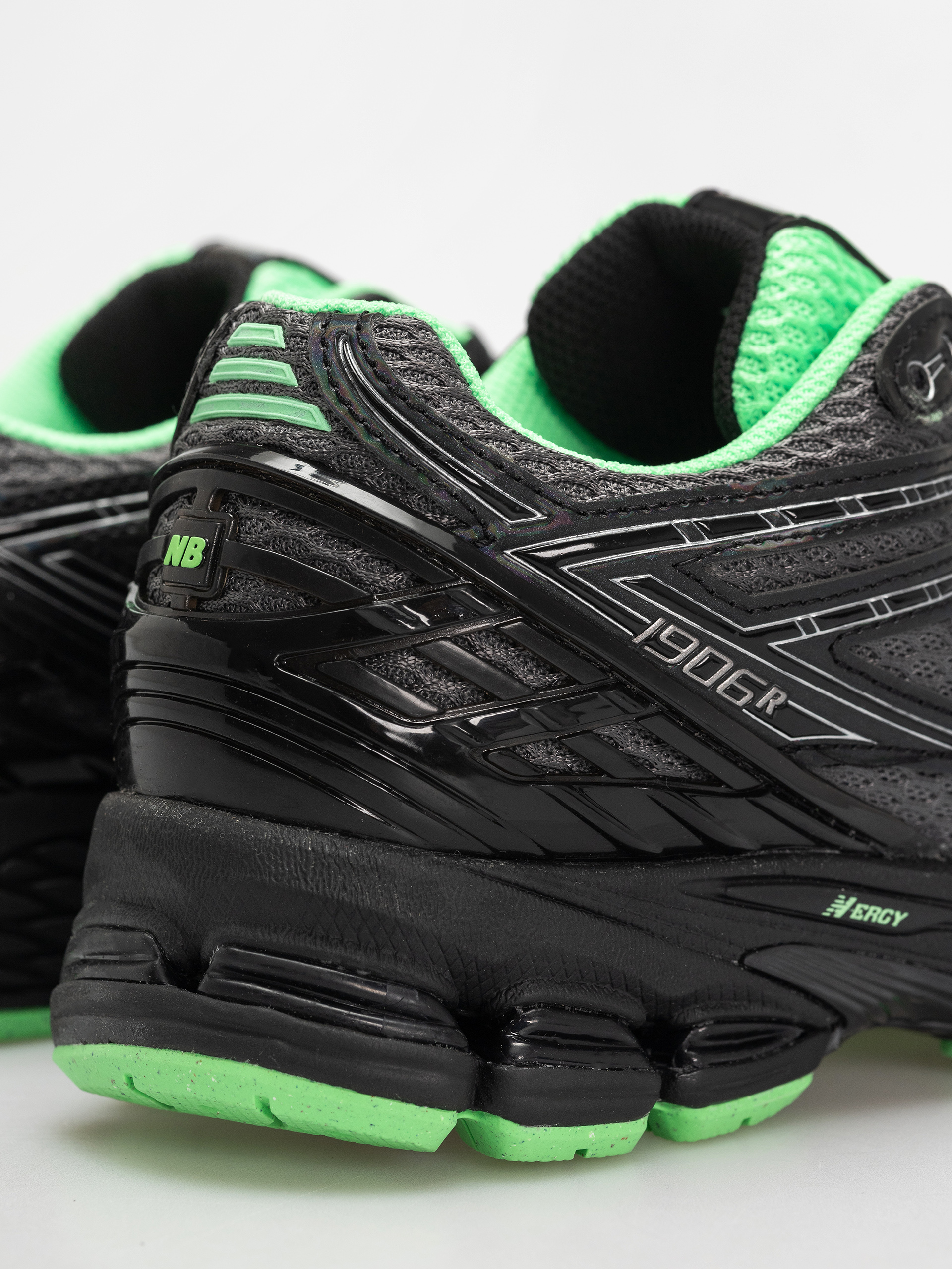 New Balance Schuhe 1906 (dark silver metallic)