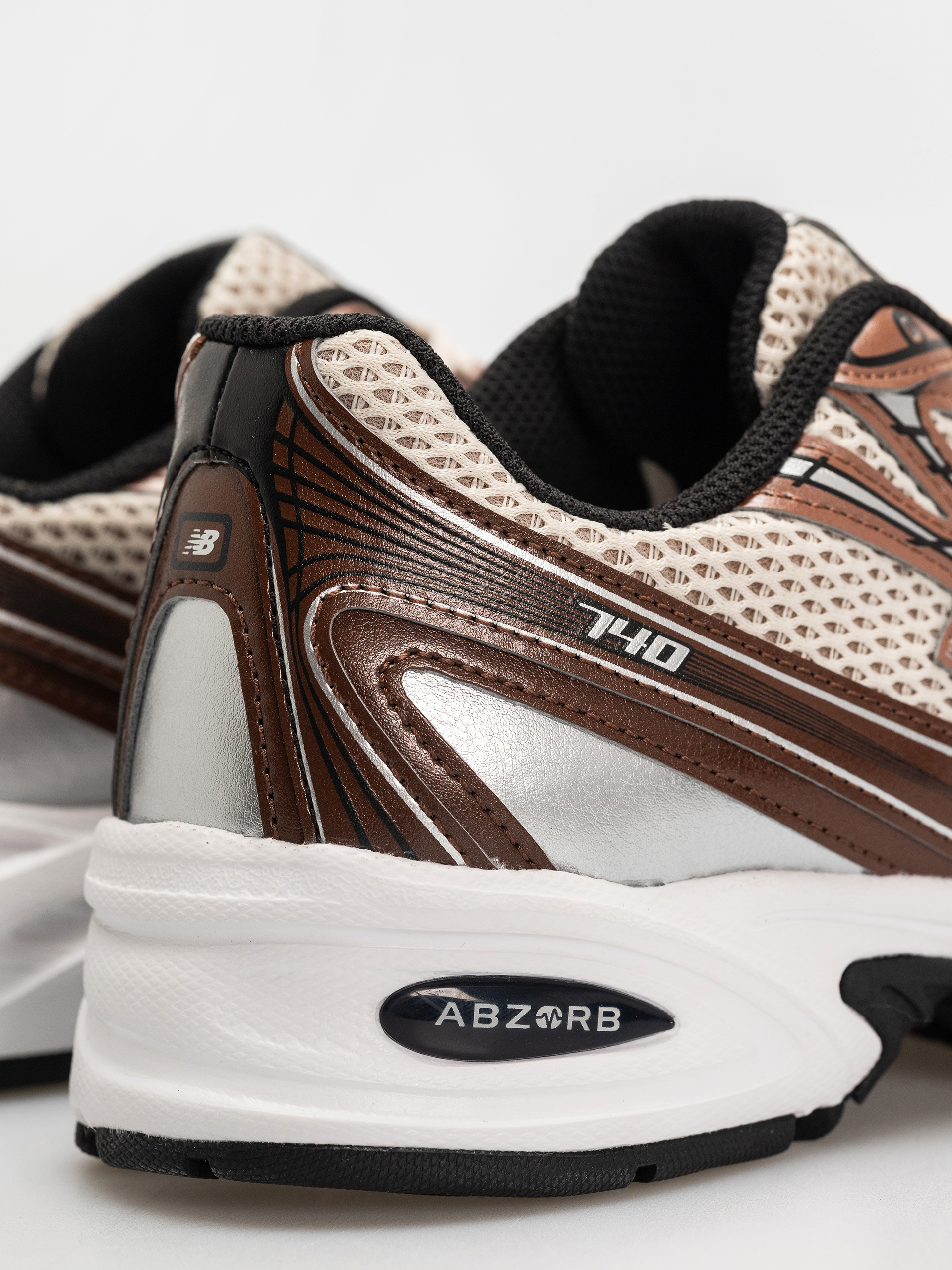 New Balance Shoes 740 (beige)