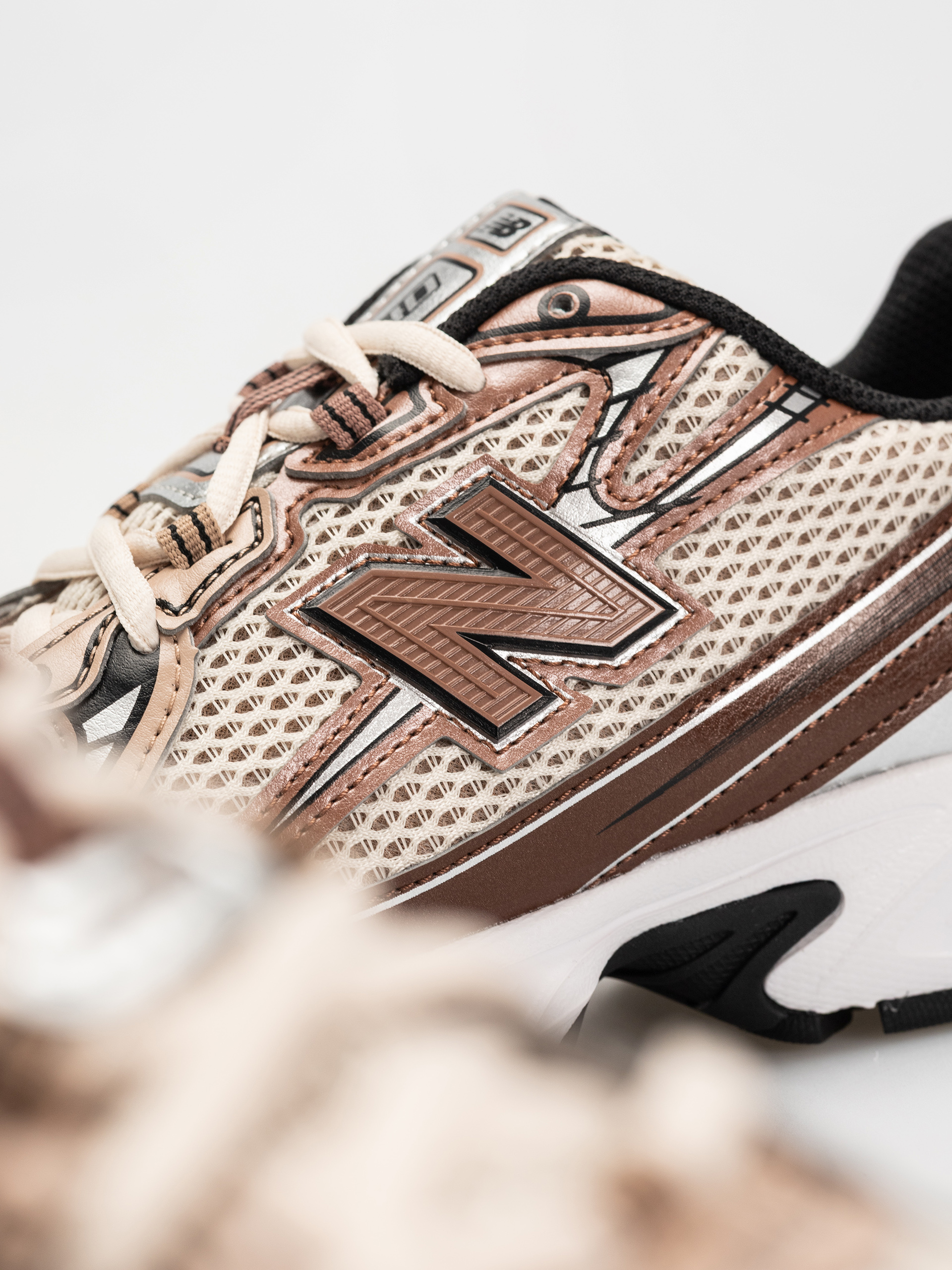 New Balance Shoes 740 (beige)