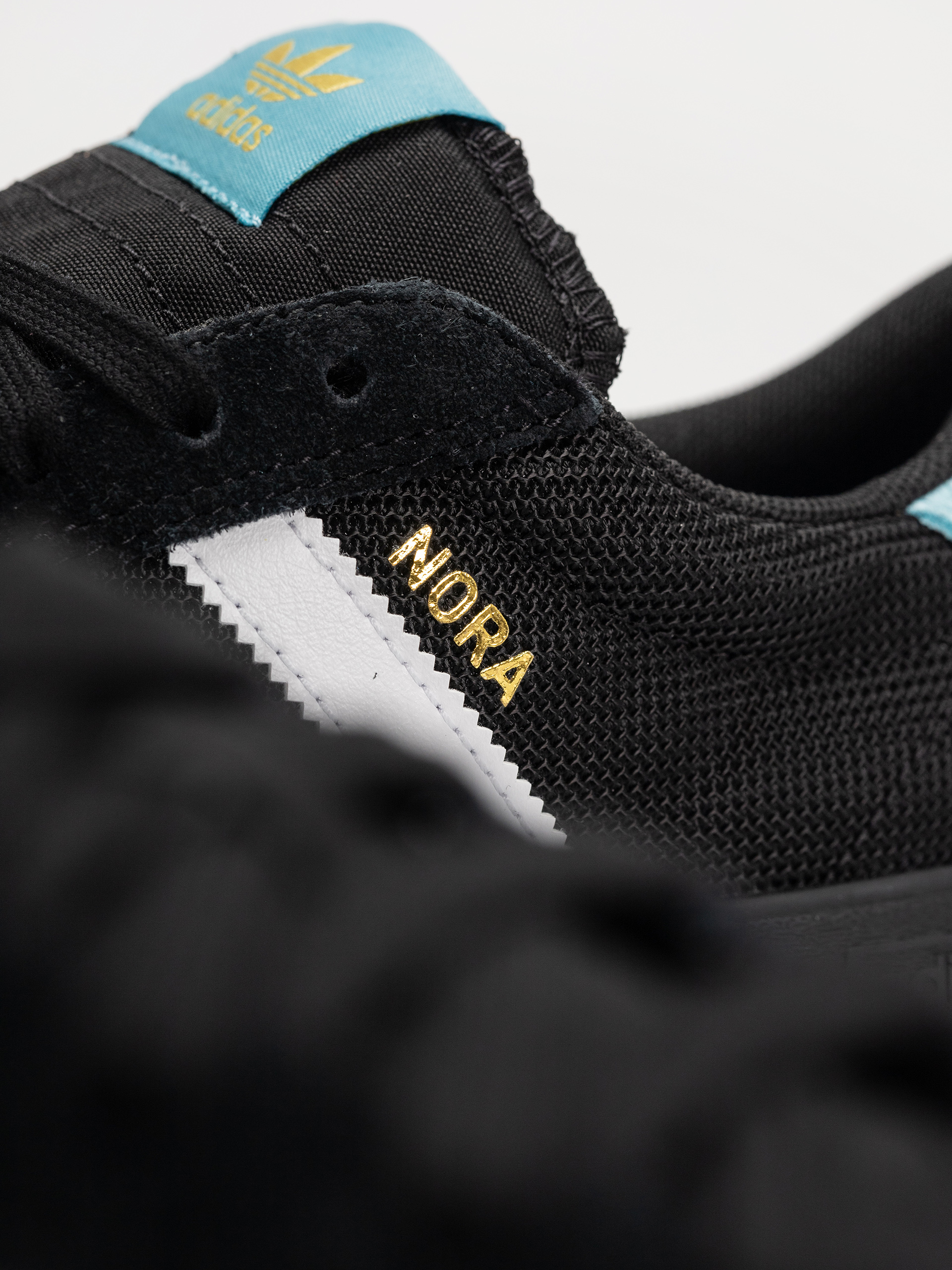 adidas Nora Schuhe (cblack/ftwwht/goldmt)