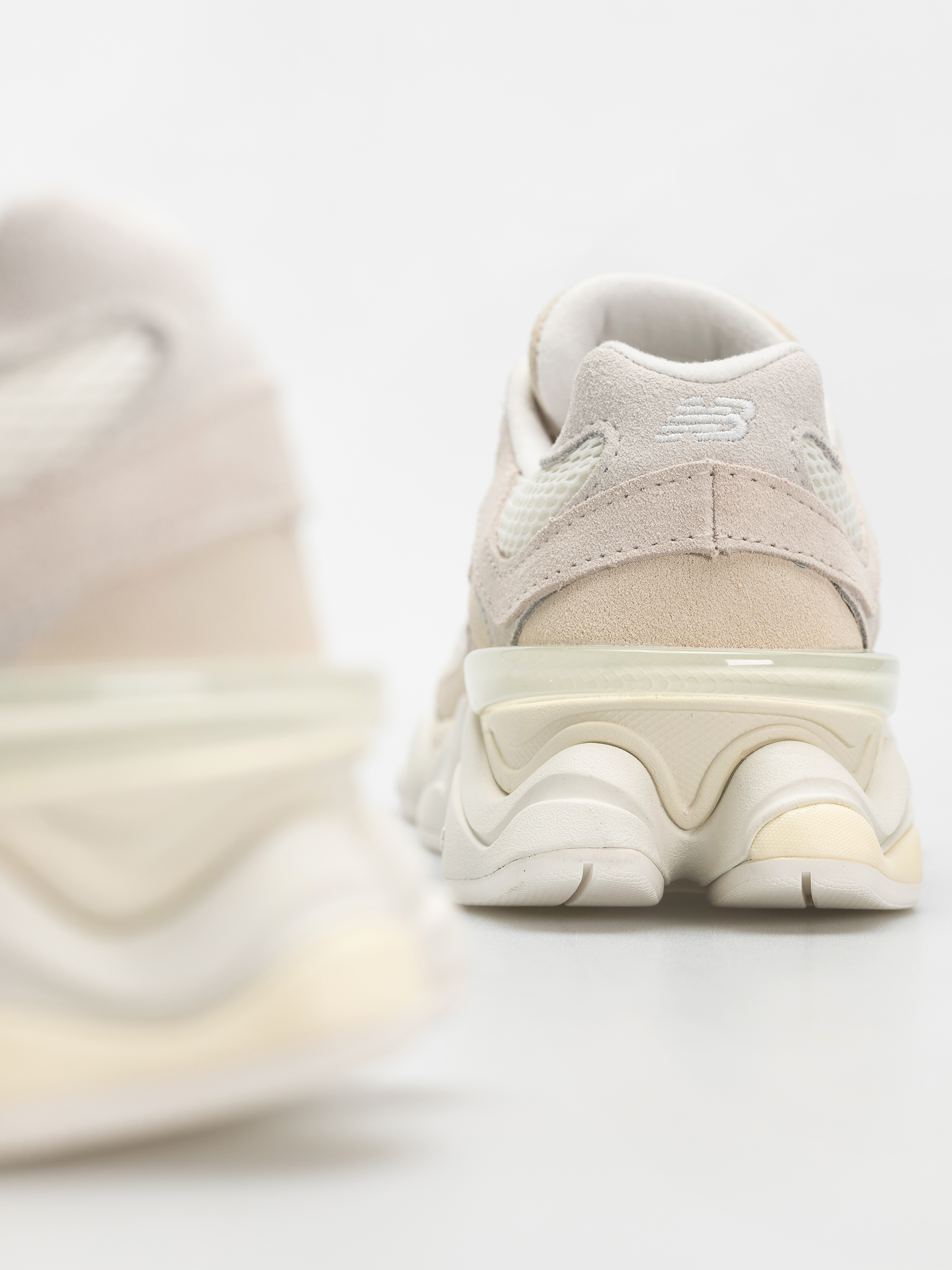 New Balance 9060 Shoes (angora)