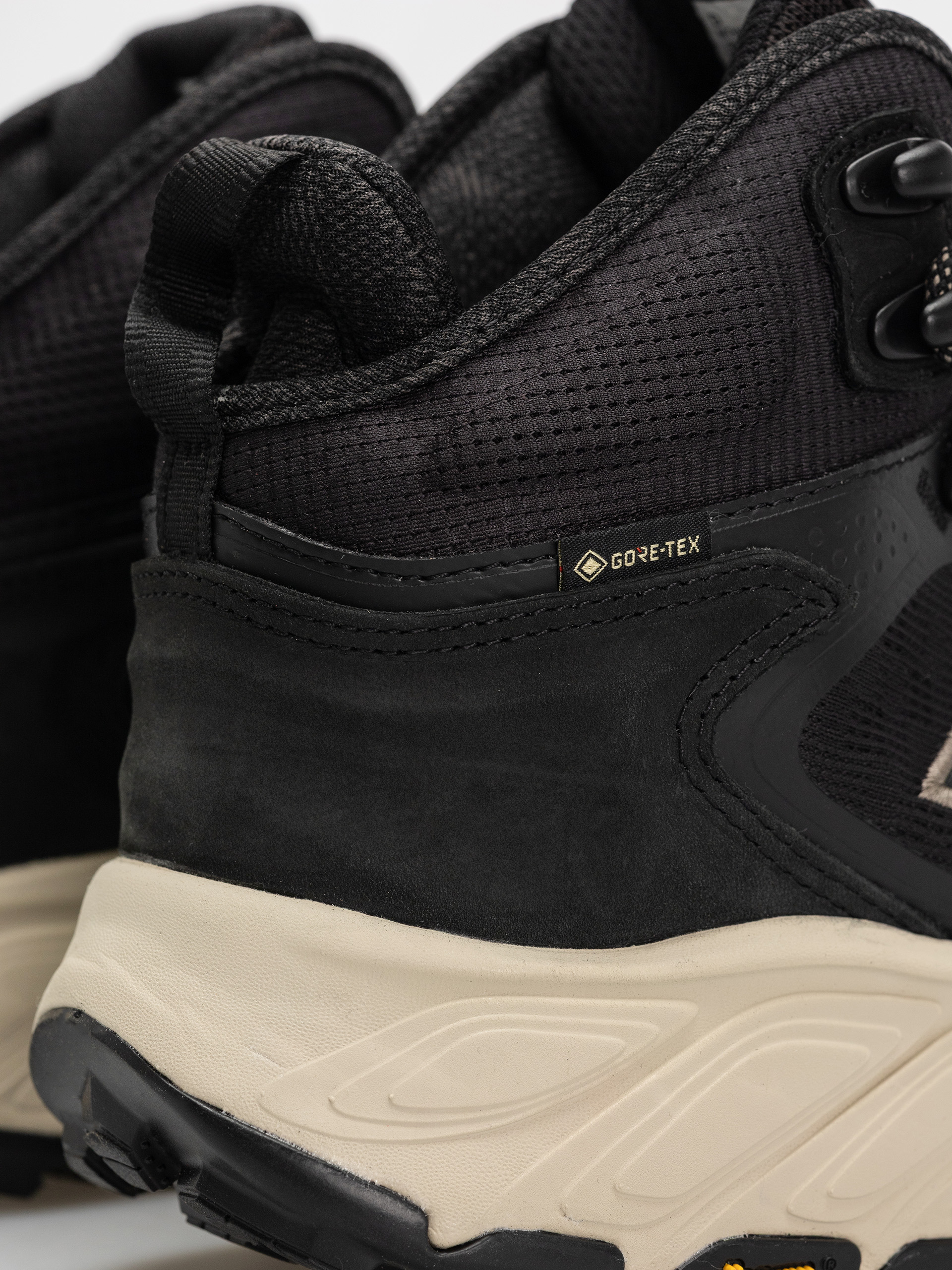 New Balance Fresh Foam X Hierro V9 Hiker Gore-Tex Shoes (black)