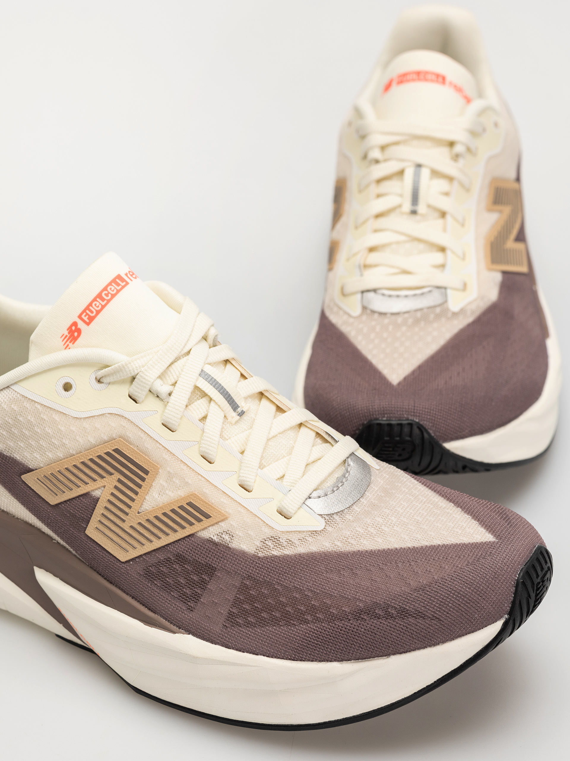 New Balance Fuelcell Rebel V5 Schuhe (angora)