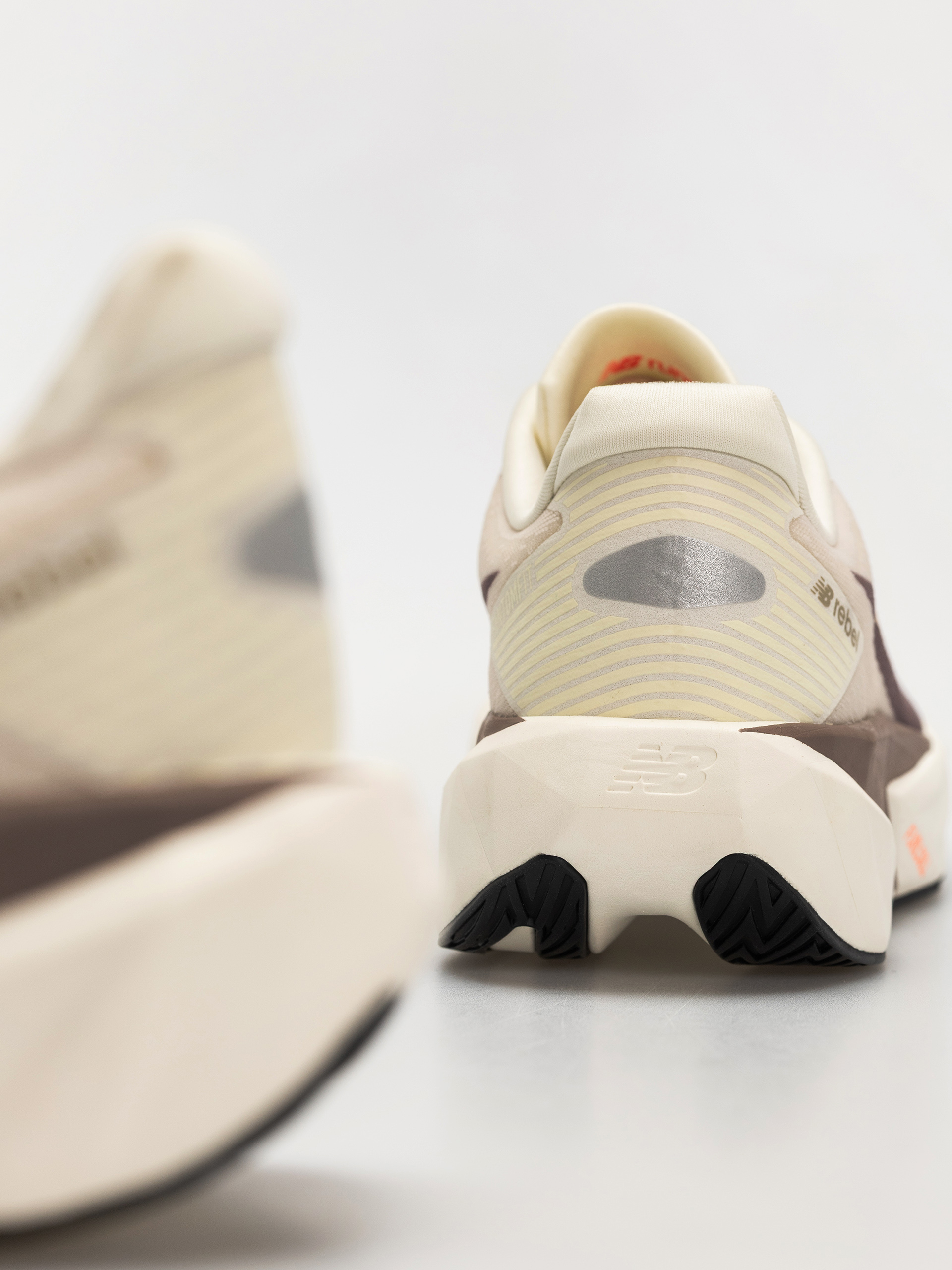 New Balance Fuelcell Rebel V5 Shoes (angora)