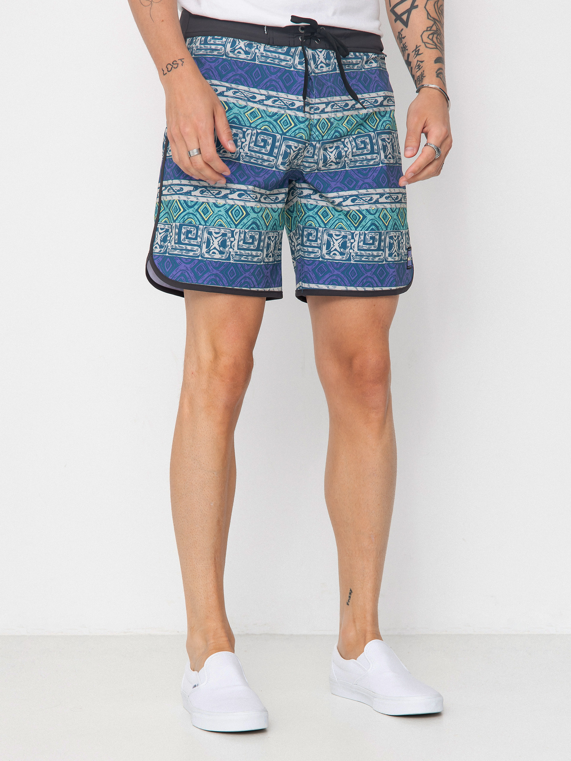 Quiksilver Surfsilk Scallop 18 Boardshorts (global heat dusted peri)