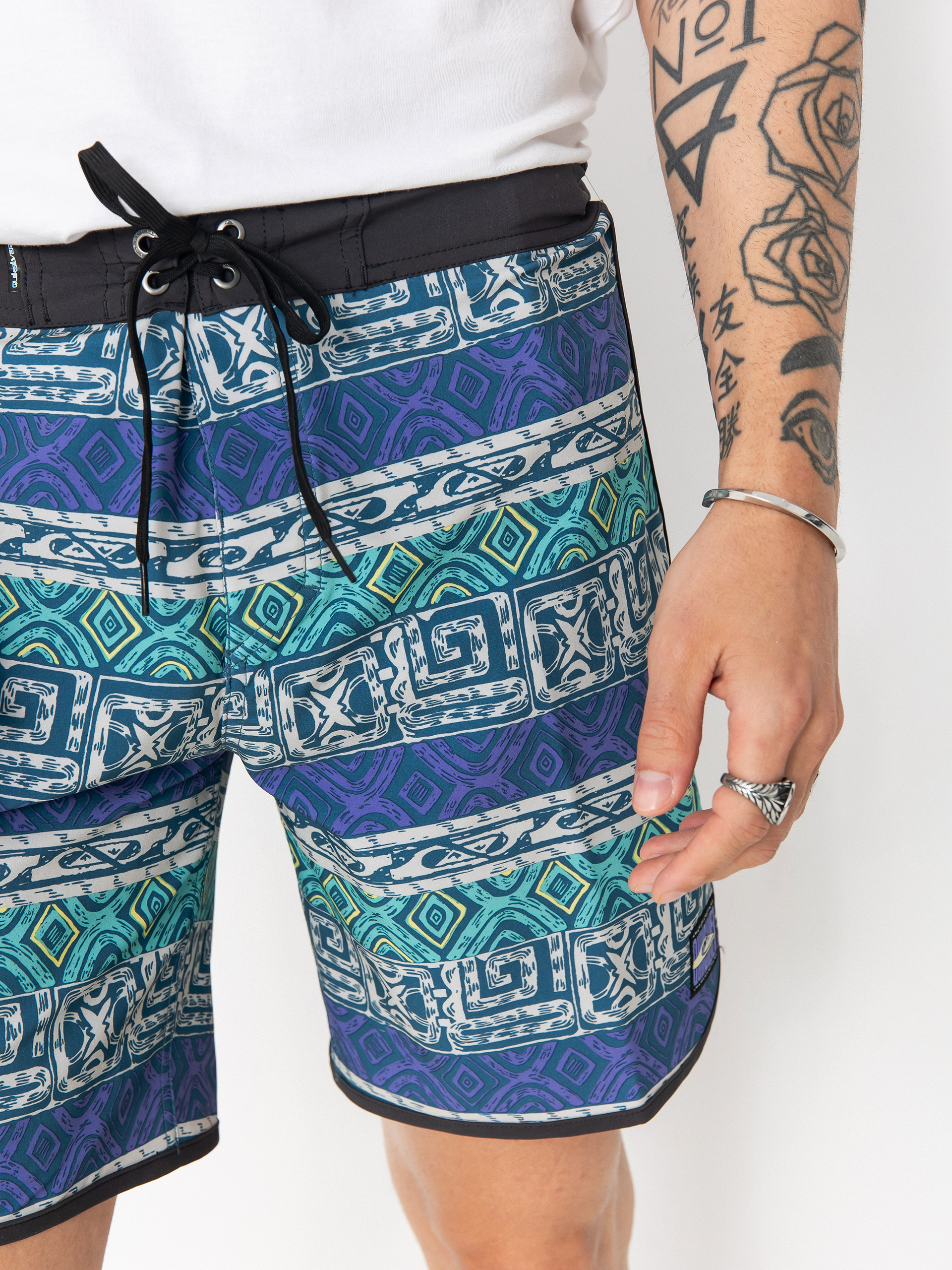 Quiksilver Surfsilk Scallop 18 Boardshorts (global heat dusted peri)