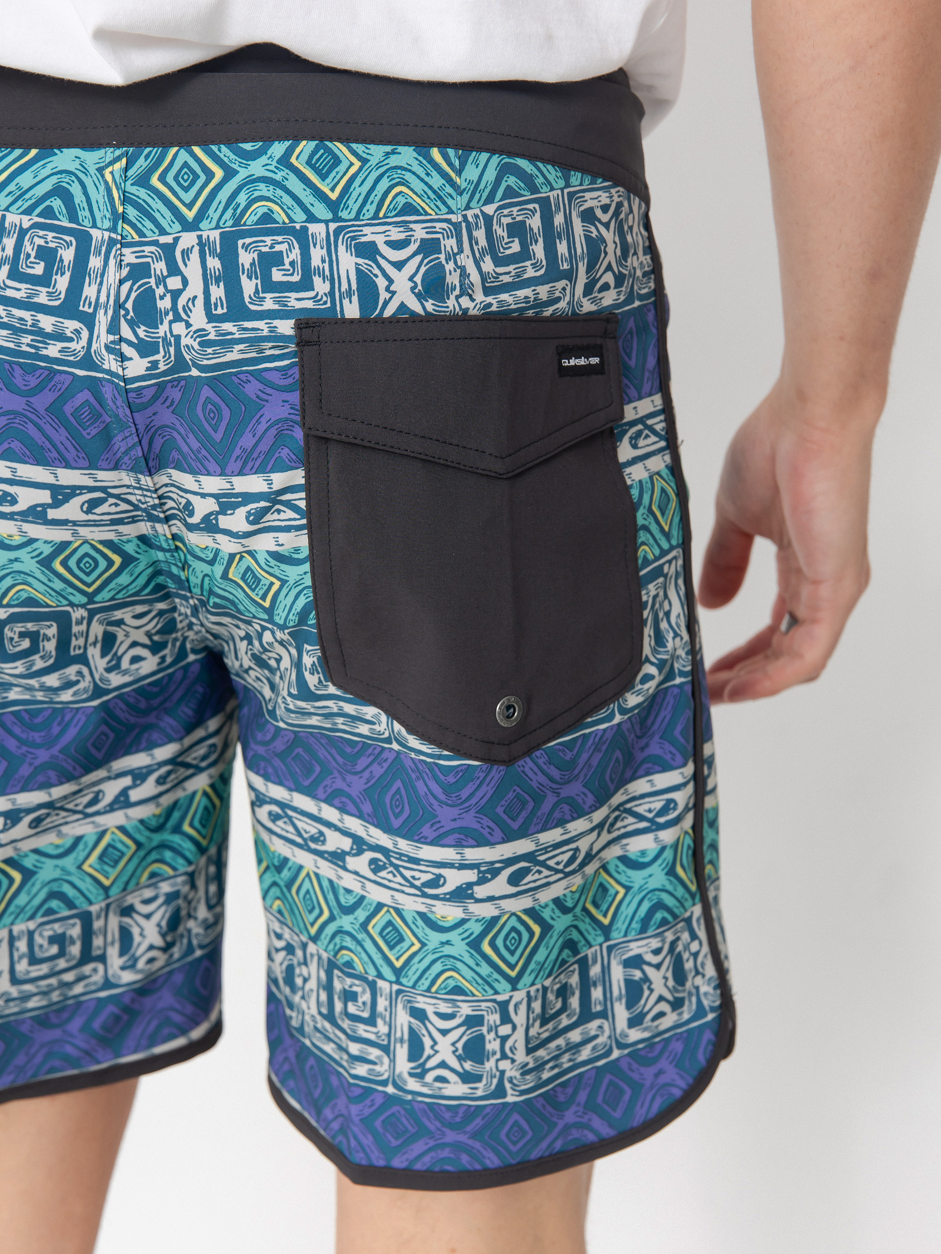 Quiksilver Surfsilk Scallop 18 Boardshorts (global heat dusted peri)
