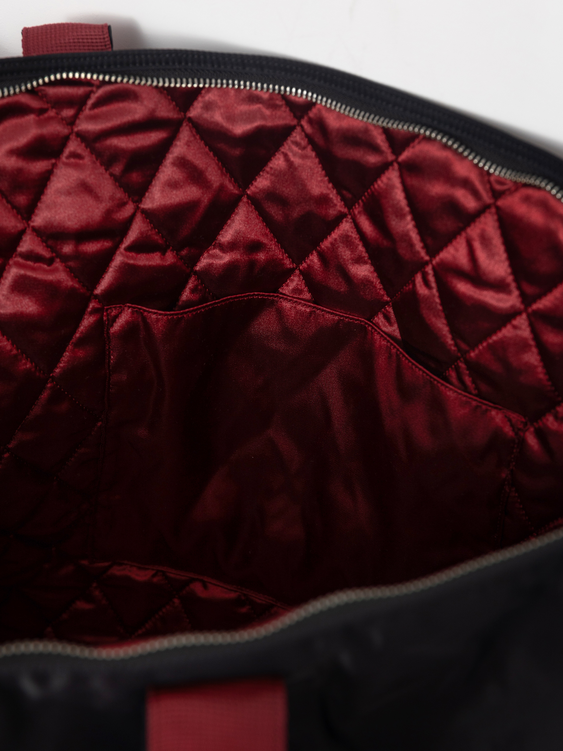 Carhartt WIP Schultertasche Alumni Tote (black/scarlet)