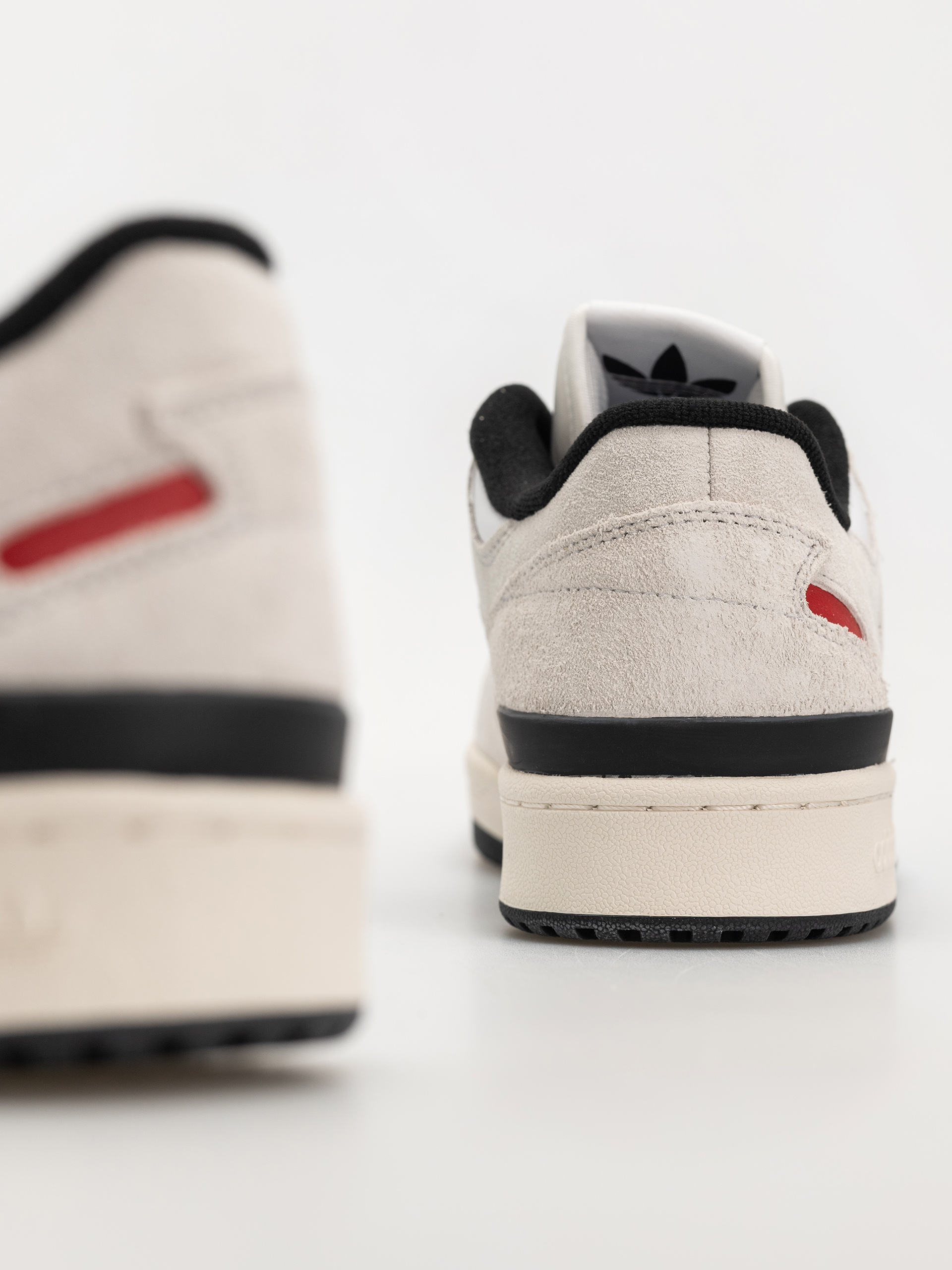 adidas Forum 84 Low Adv Shoes (crywht/cblack/betsca)