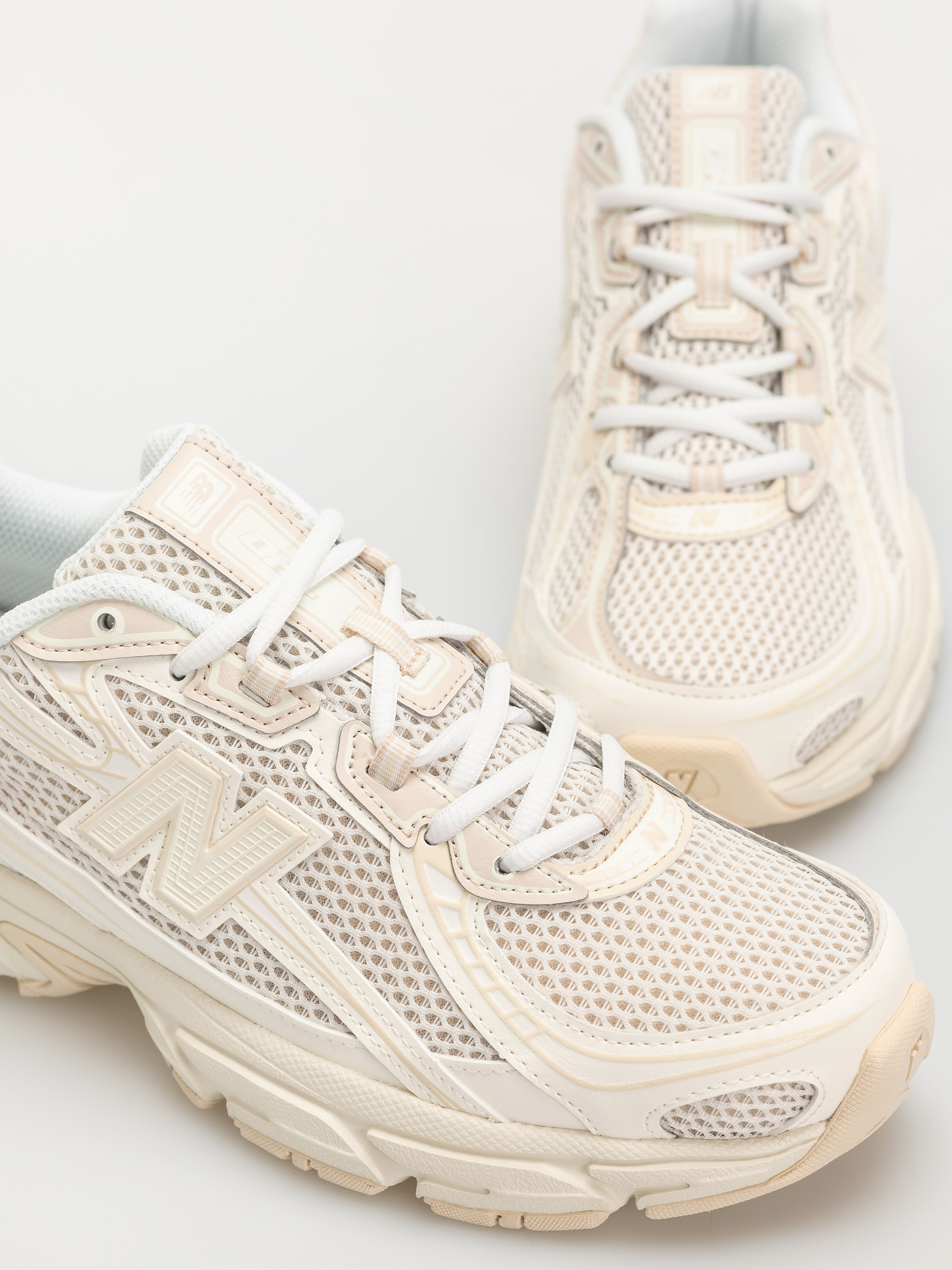 New Balance 740 Shoes (bisque)