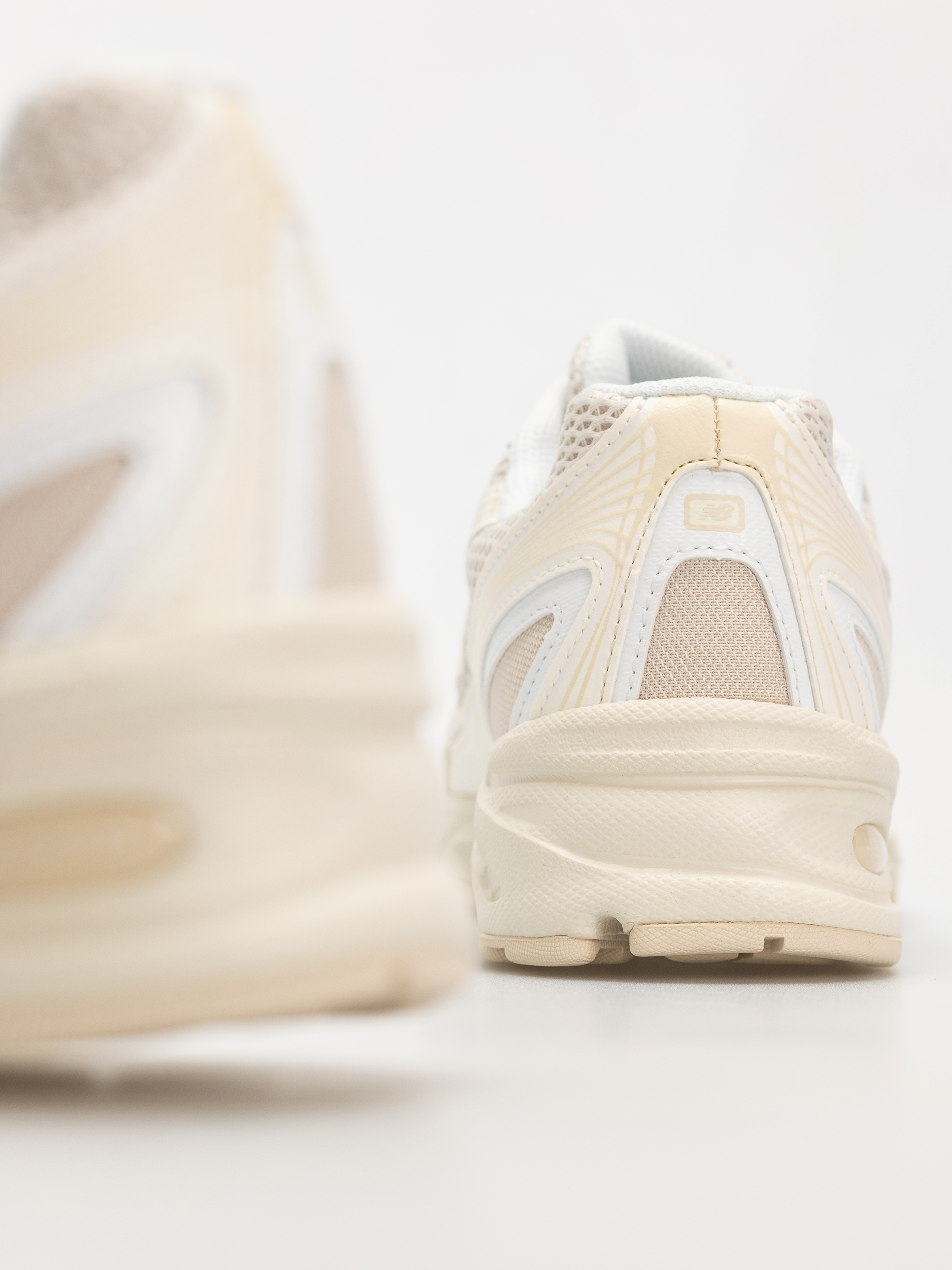 New Balance 740 Shoes (bisque)