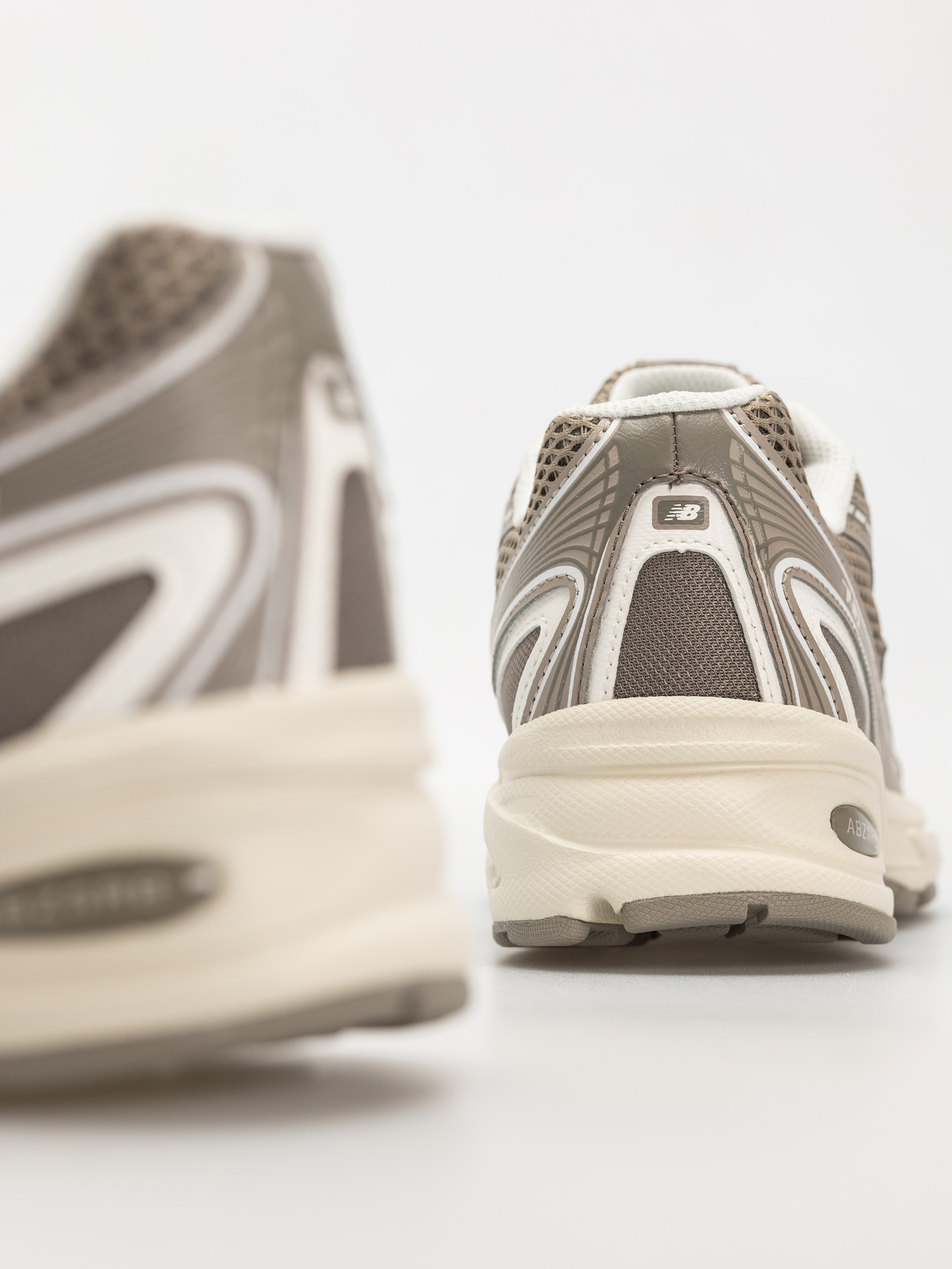 New Balance 740 Shoes (dark olivine)