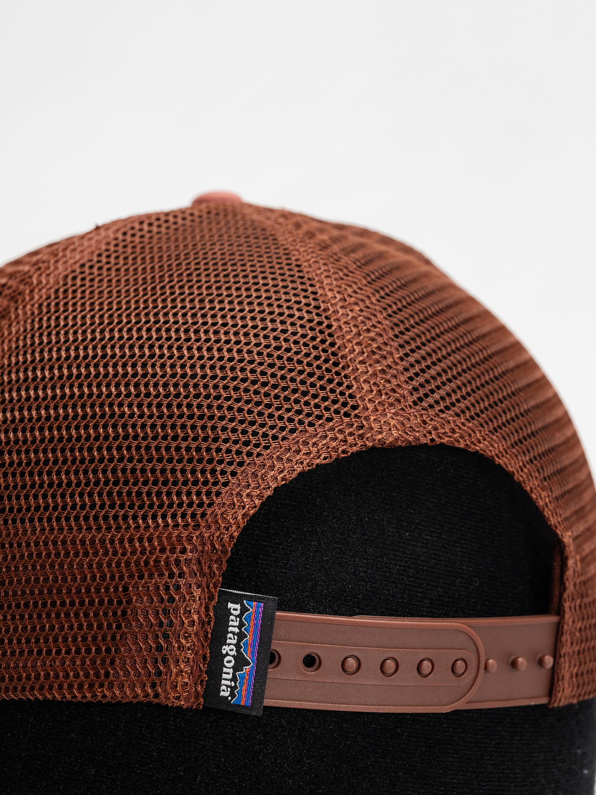 Patagonia P 6 Logo Trucker Cap (potters red)