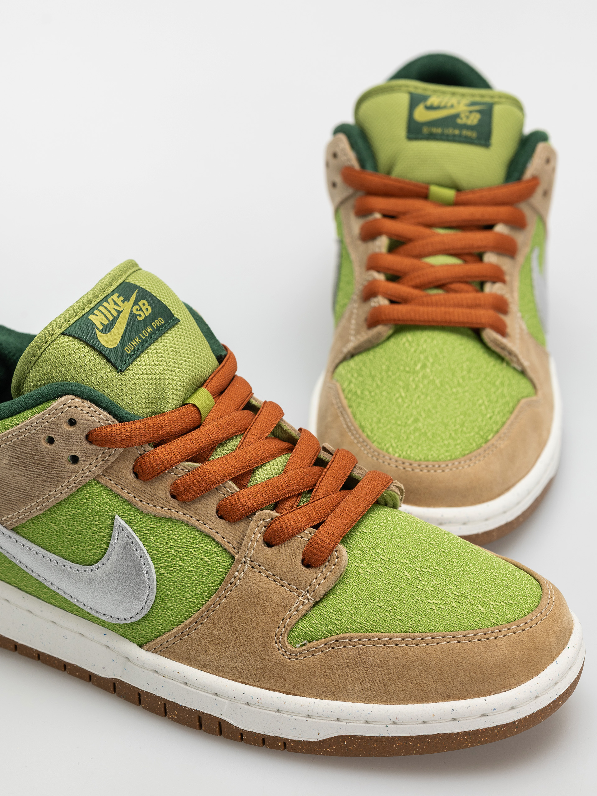 Nike SB Dunk Low Pro Wc Schuhe (sesame/metallic silver pear fir)