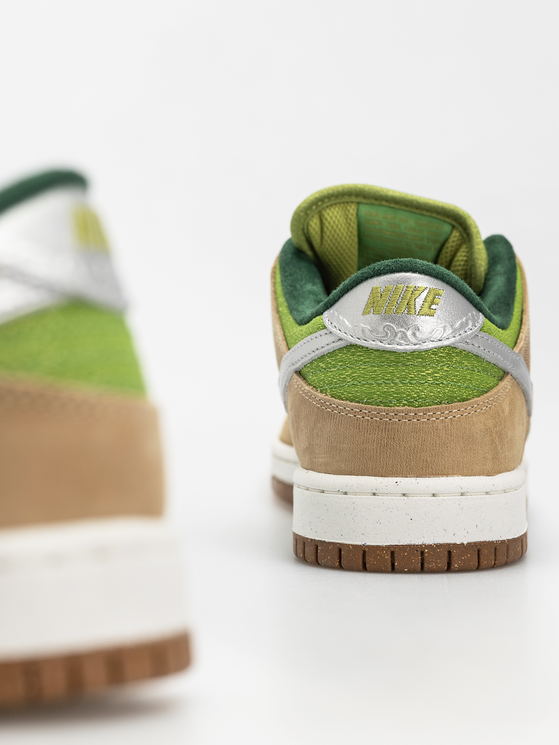 Nike SB Dunk Low Pro Wc Shoes (sesame/metallic silver pear fir)