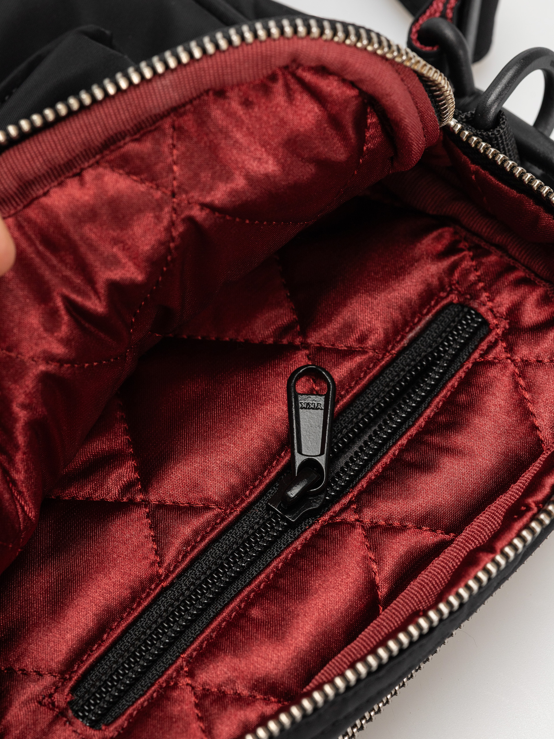 Carhartt WIP Alumni Bag (black/scarlet)