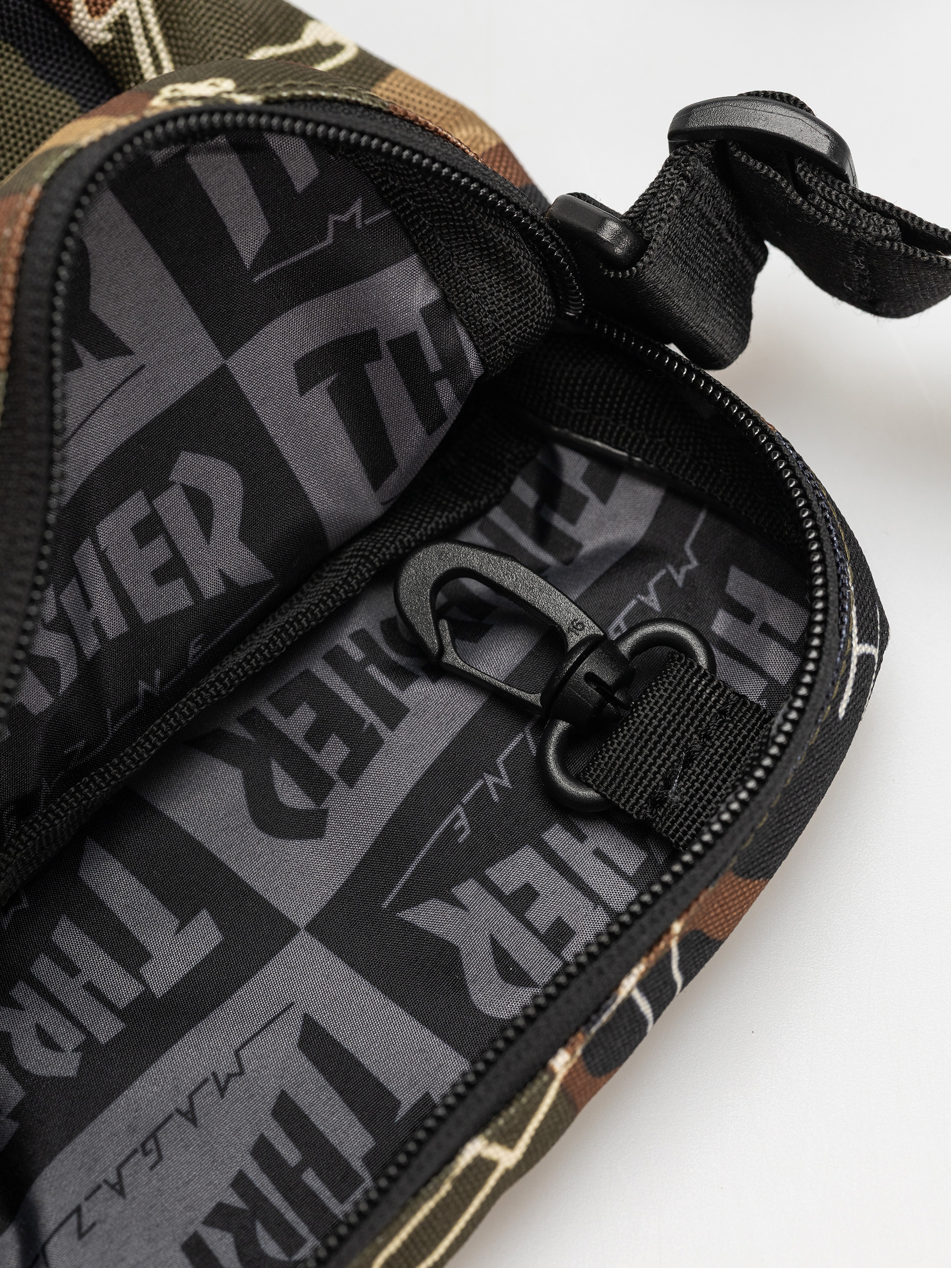 Herschel Supply Co. X Thrasher Gonz Heritage Crossbody Bag (woodland camo)