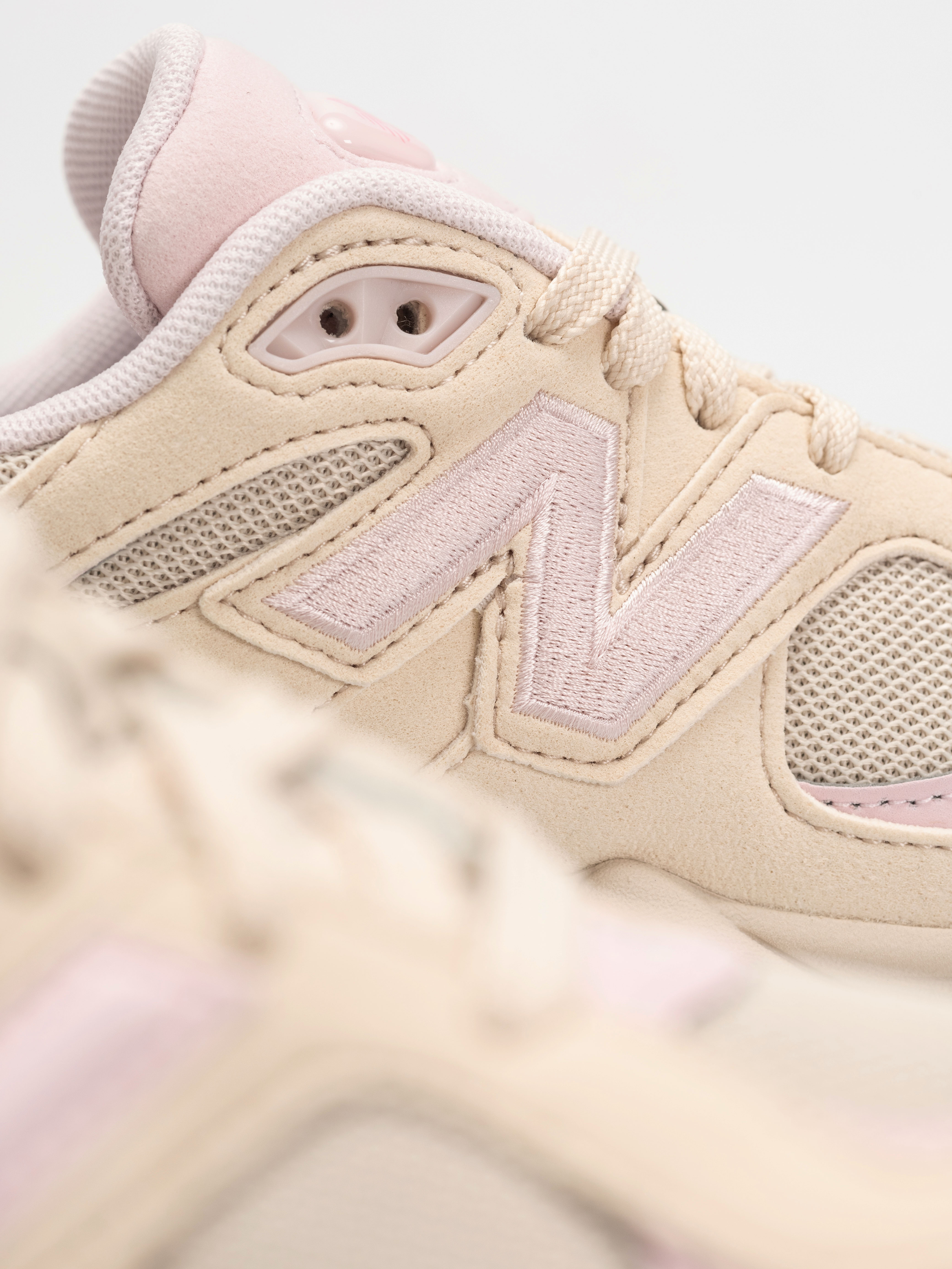 New Balance 9060 JR Shoes (bisque)